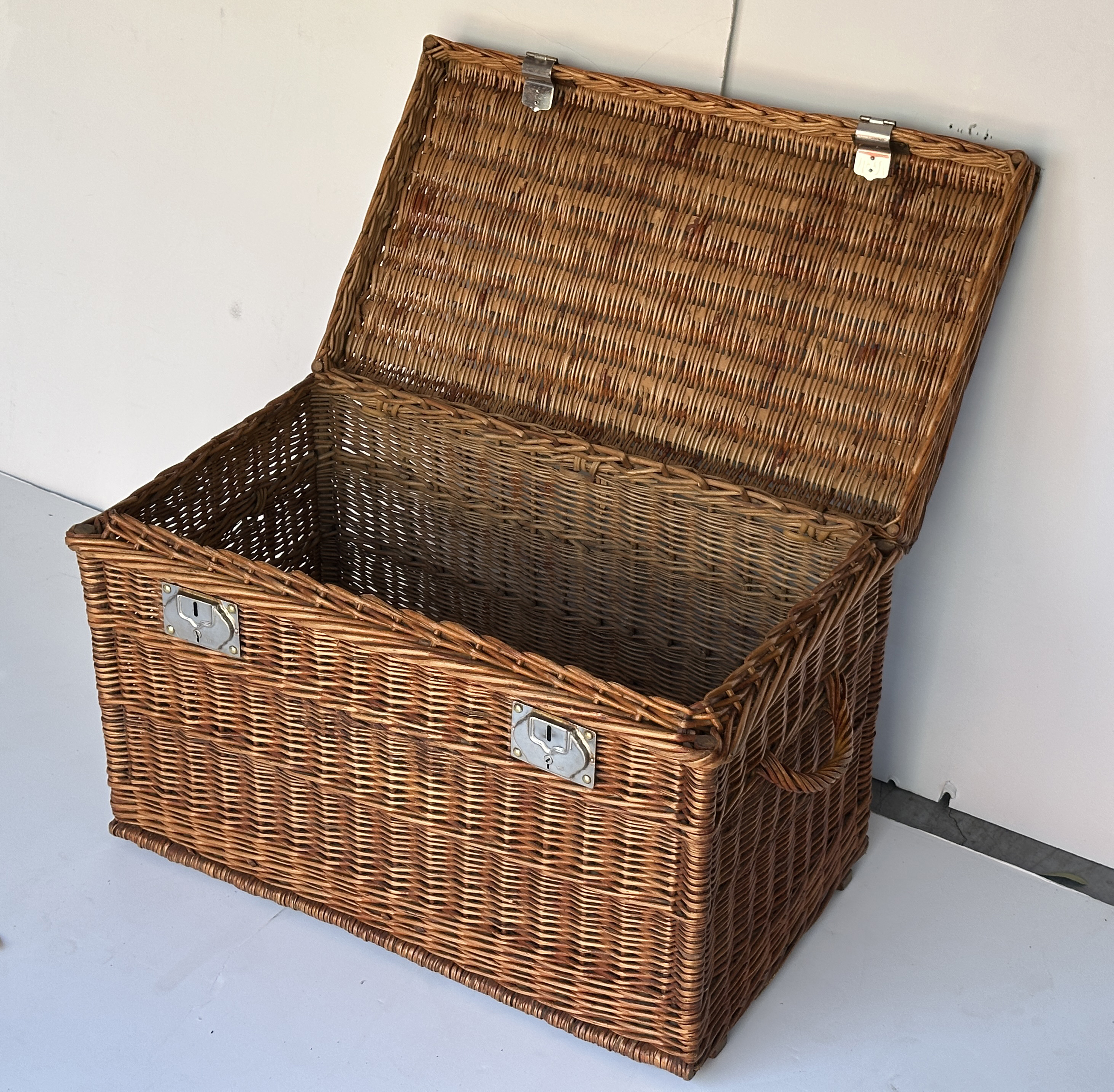 ff559_wicker_hamper_3_post