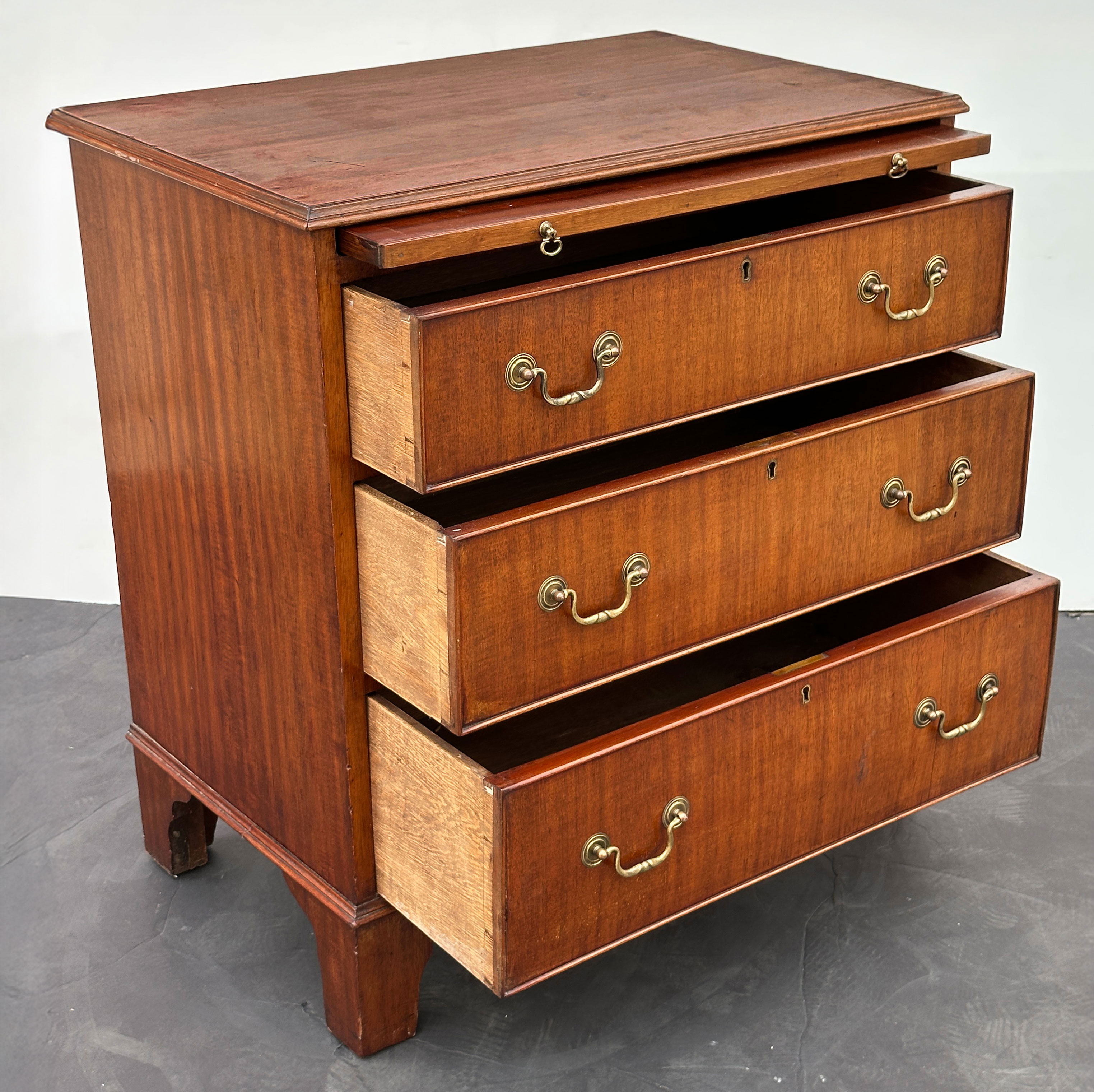 ff609_mahogany_bachelor_chest_3_drawers_8