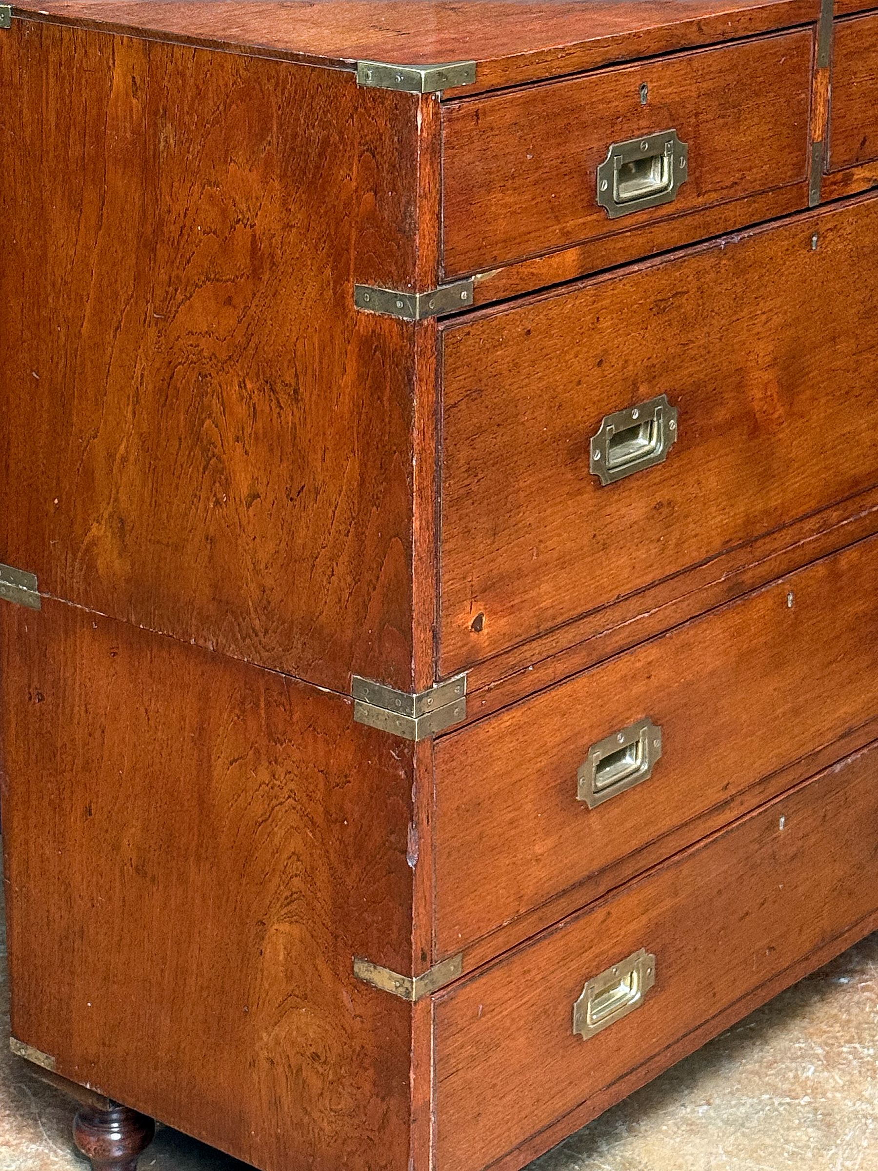 gg046_military_campaign_chest_03