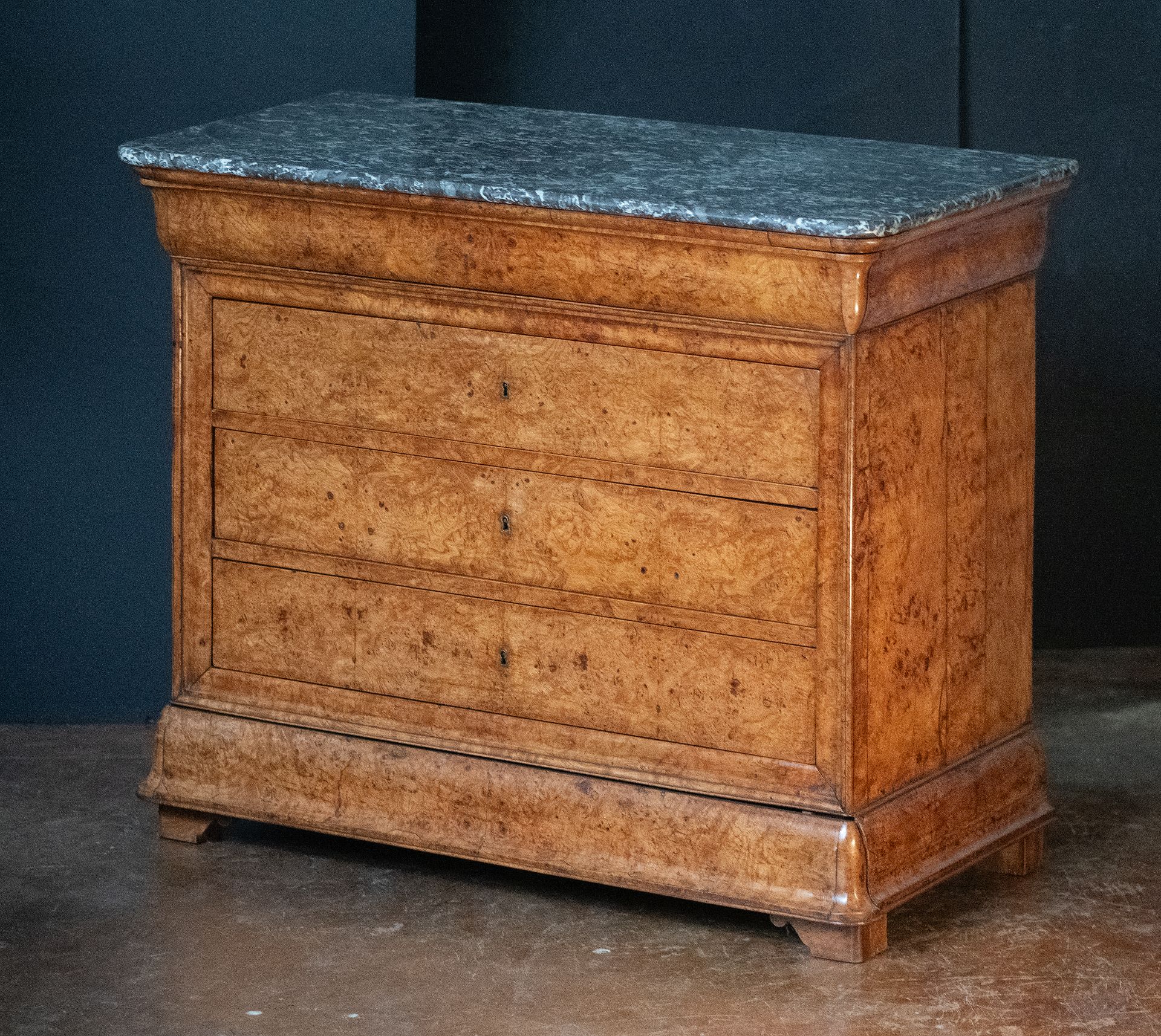 gg092_walnut_commode_w_marble_top_01