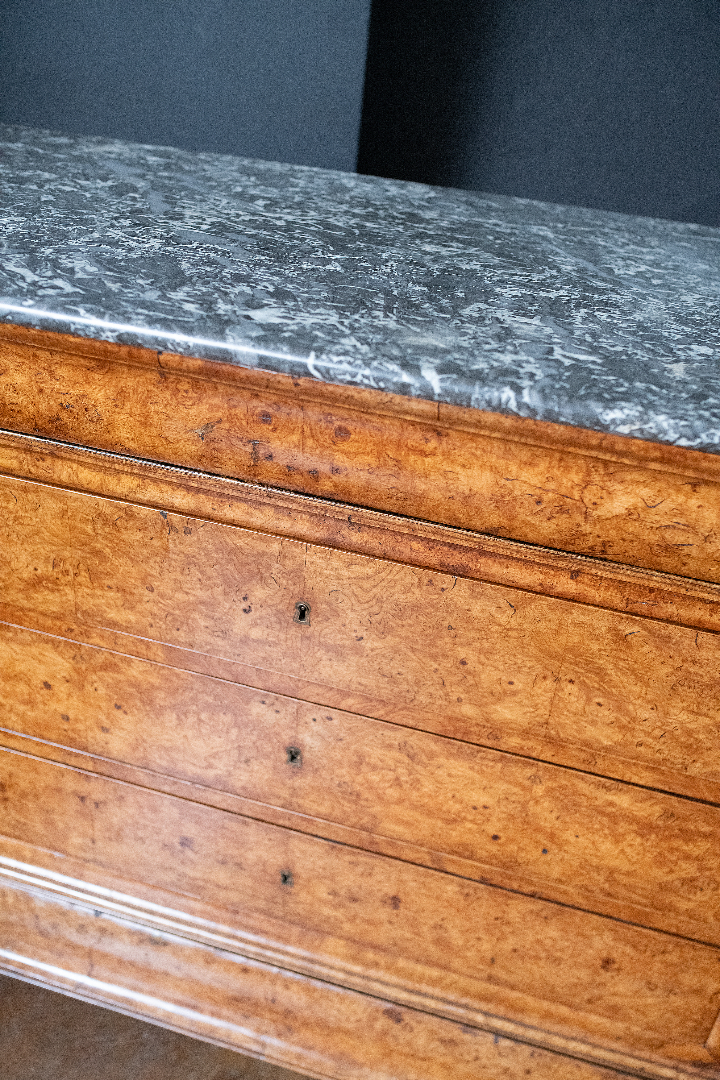 gg092_walnut_commode_w_marble_top_07