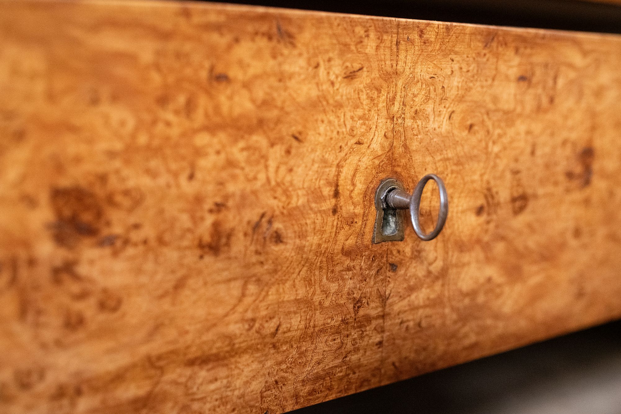 gg092_walnut_commode_w_marble_top_12