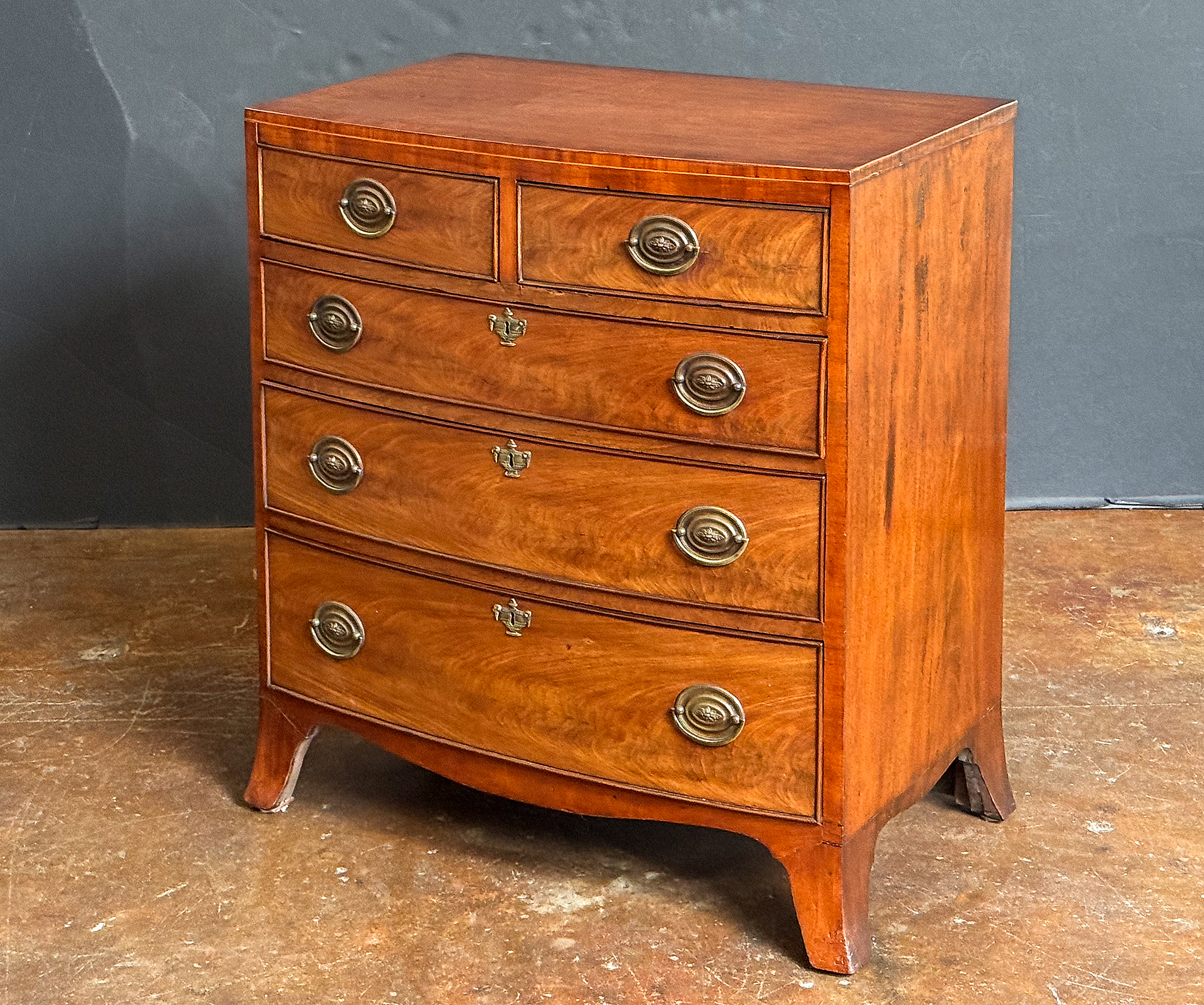 gg096_bow_fronted_chest_01