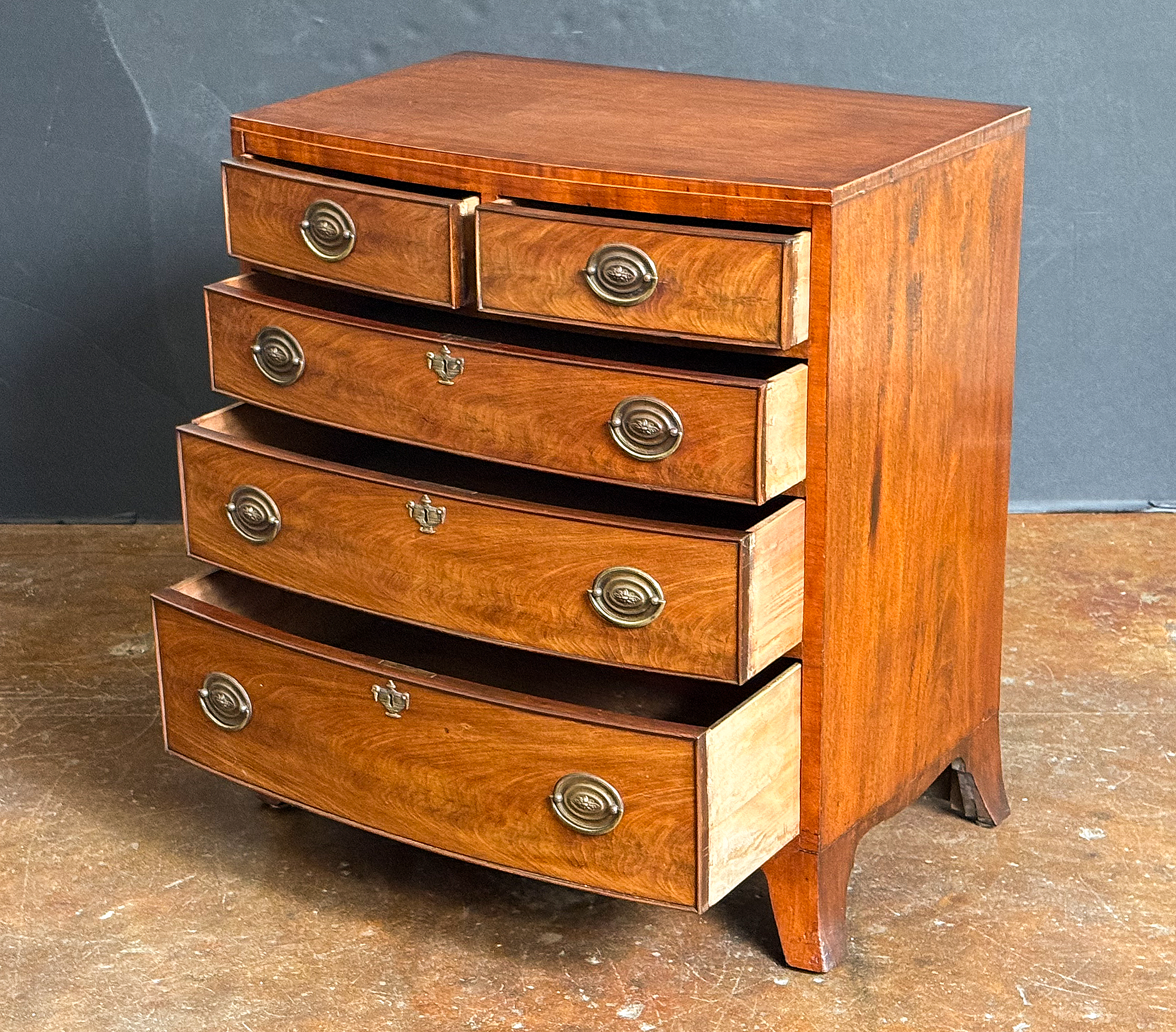 gg096_bow_fronted_chest_02