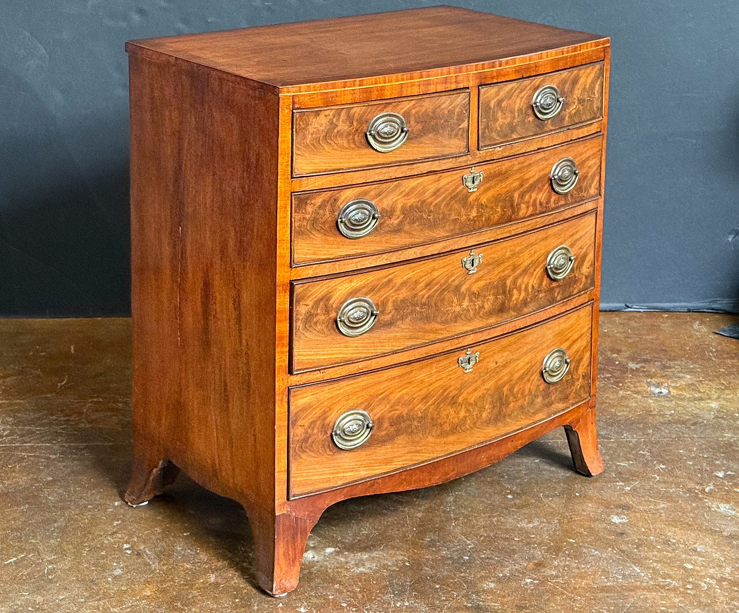 gg096_bow_fronted_chest_05_l_e_a_d