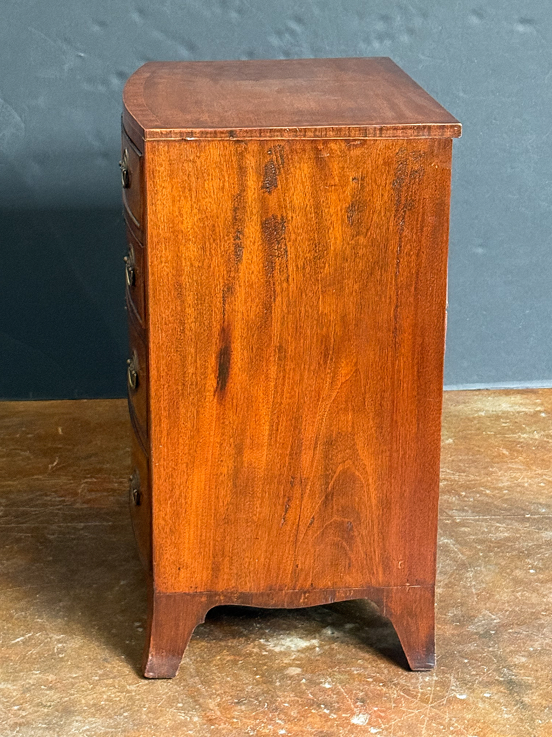 gg096_bow_fronted_chest_08