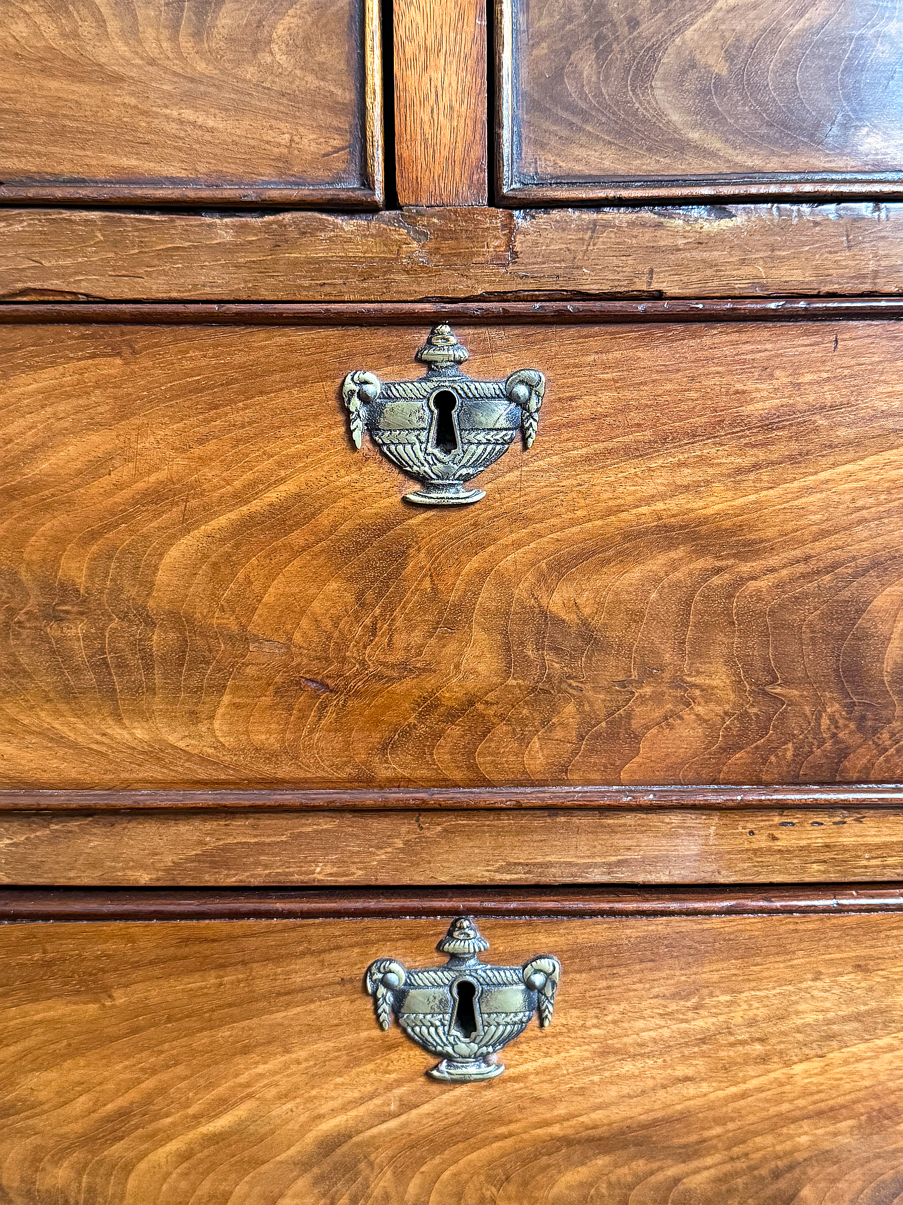 gg096_bow_fronted_chest_11