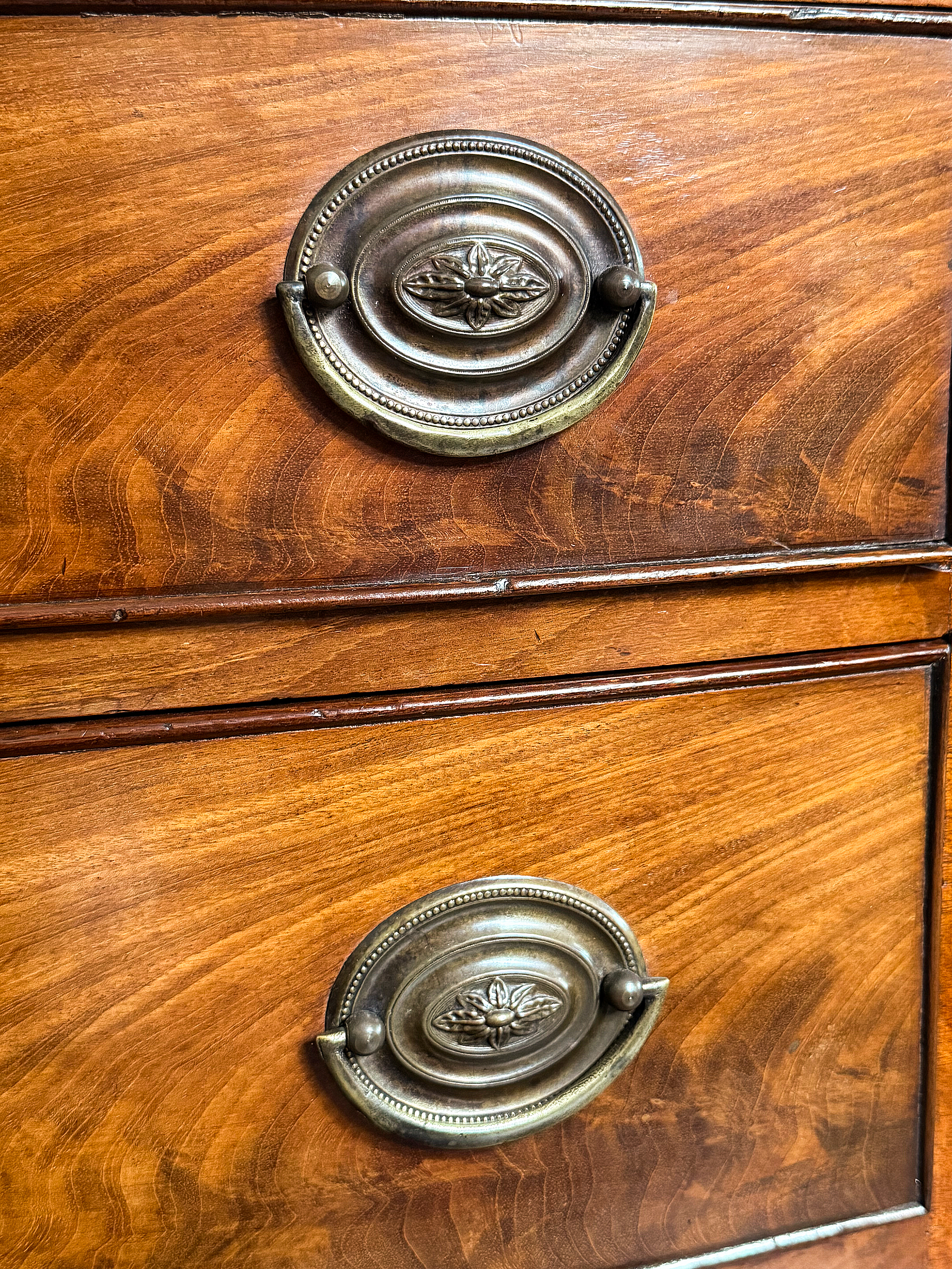 gg096_bow_fronted_chest_12