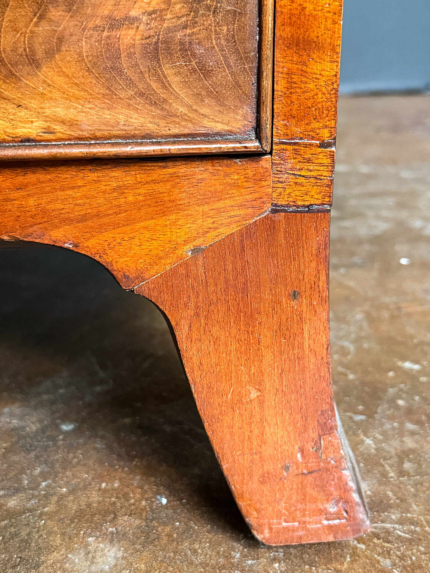 gg096_bow_fronted_chest_13