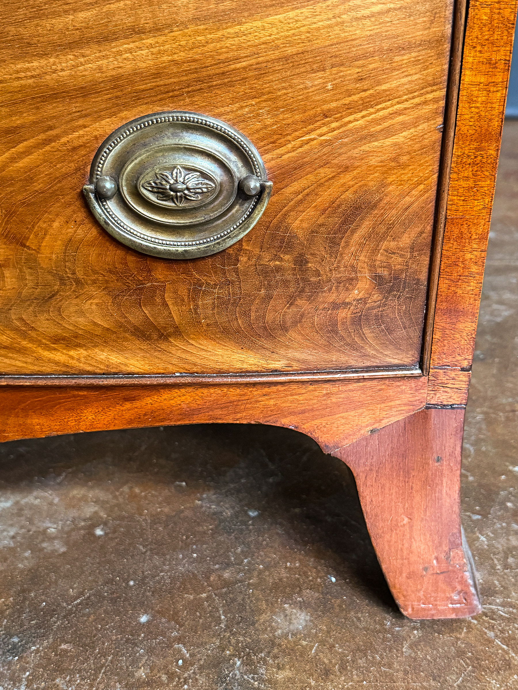 gg096_bow_fronted_chest_14