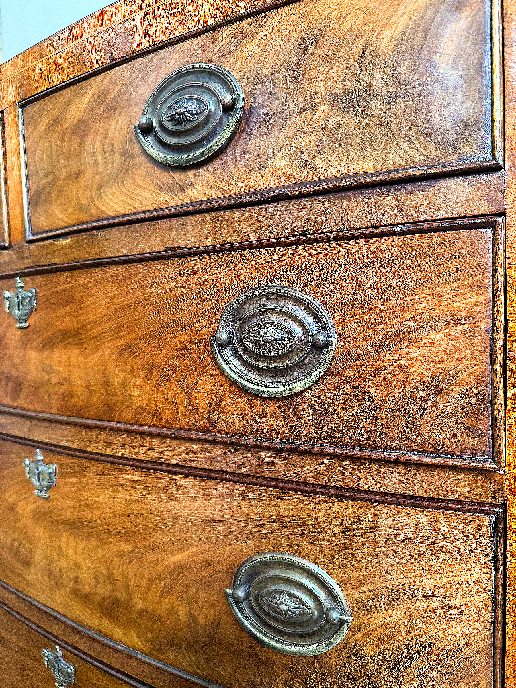 gg096_bow_fronted_chest_15