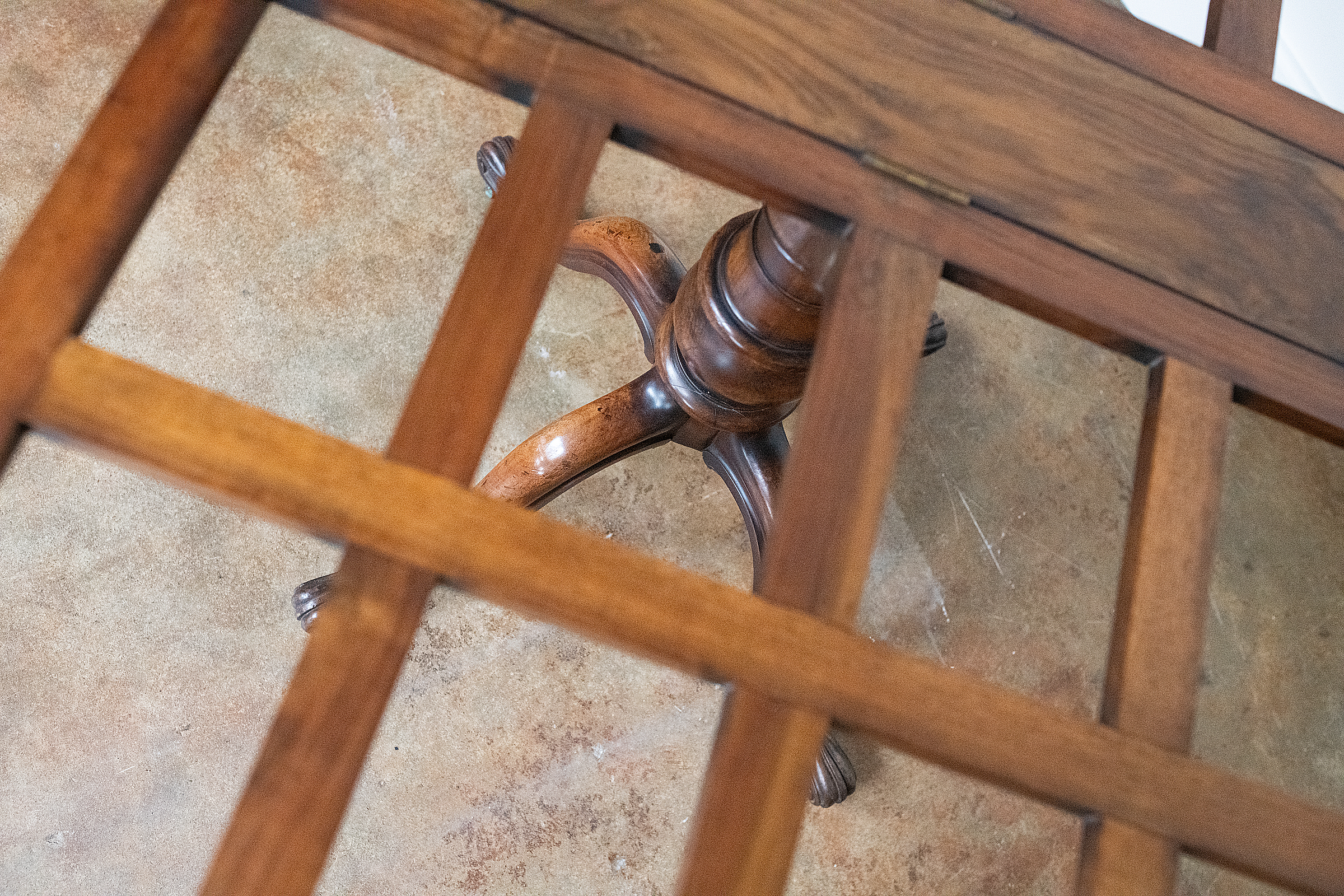 gg108_walnut_portfolio_stand_on_4_splay_base_09