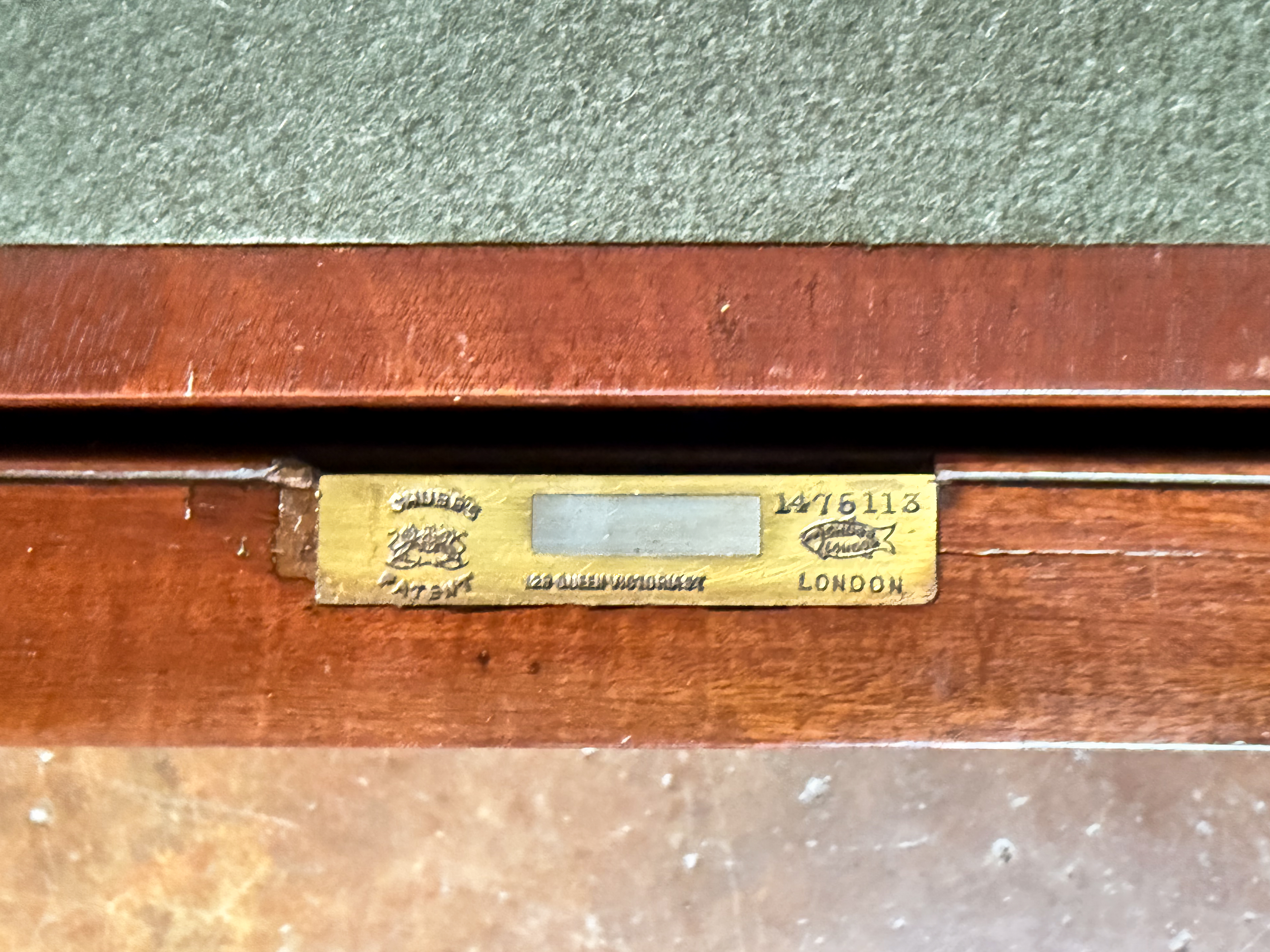 gg183_writing_desk_005_1044292197