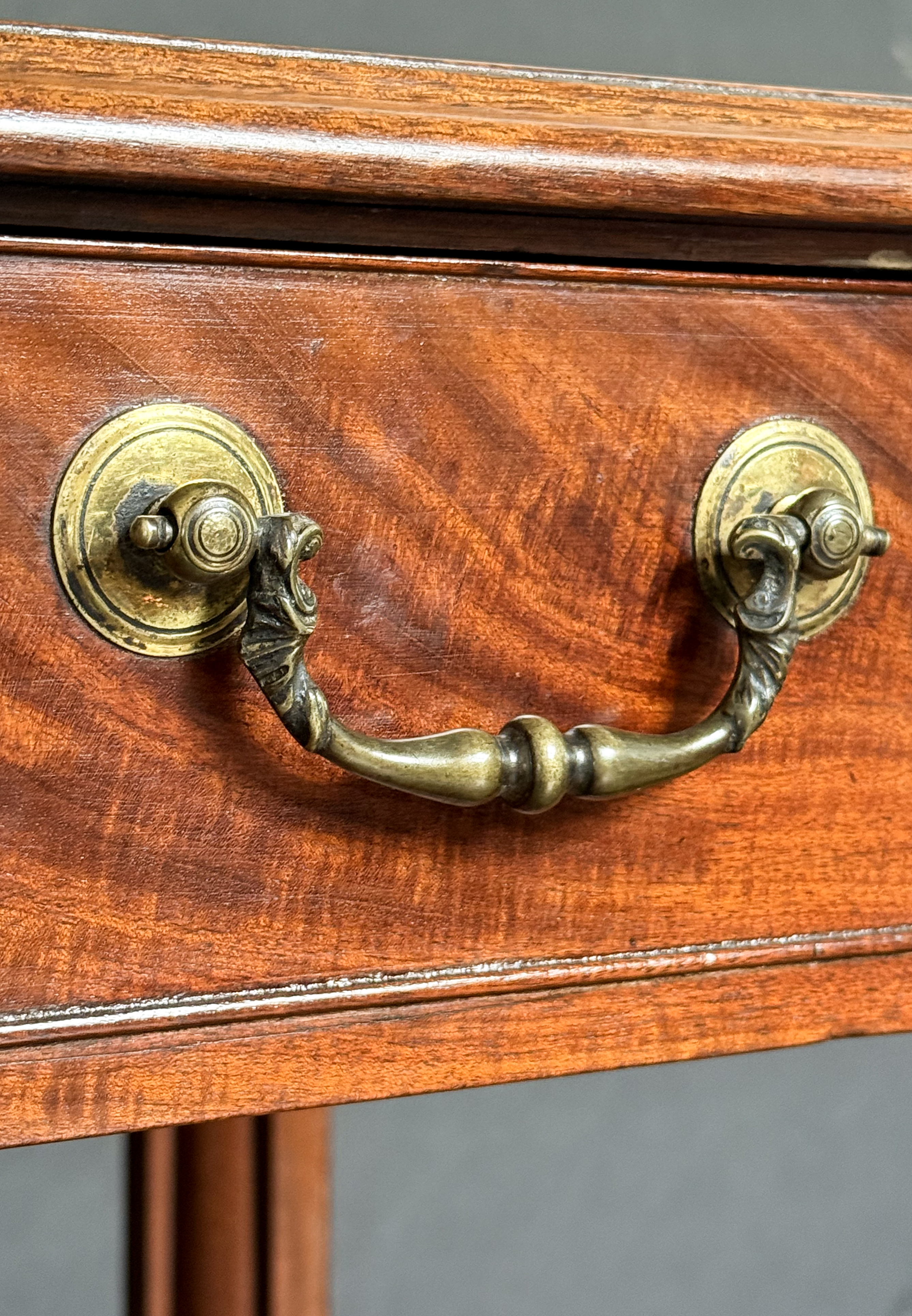 gg183_writing_desk_011_1810004550