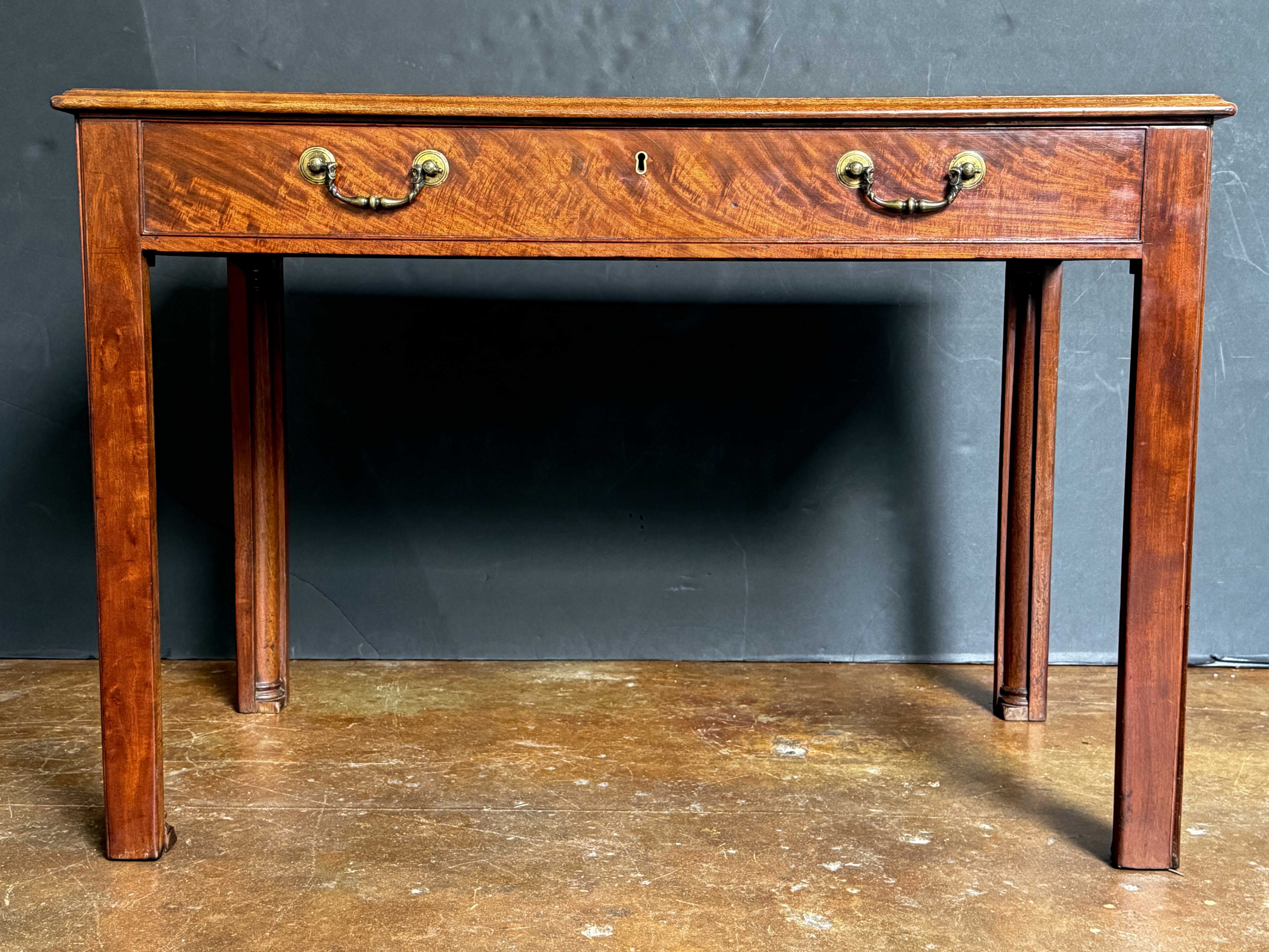 gg183_writing_desk_012_118487910