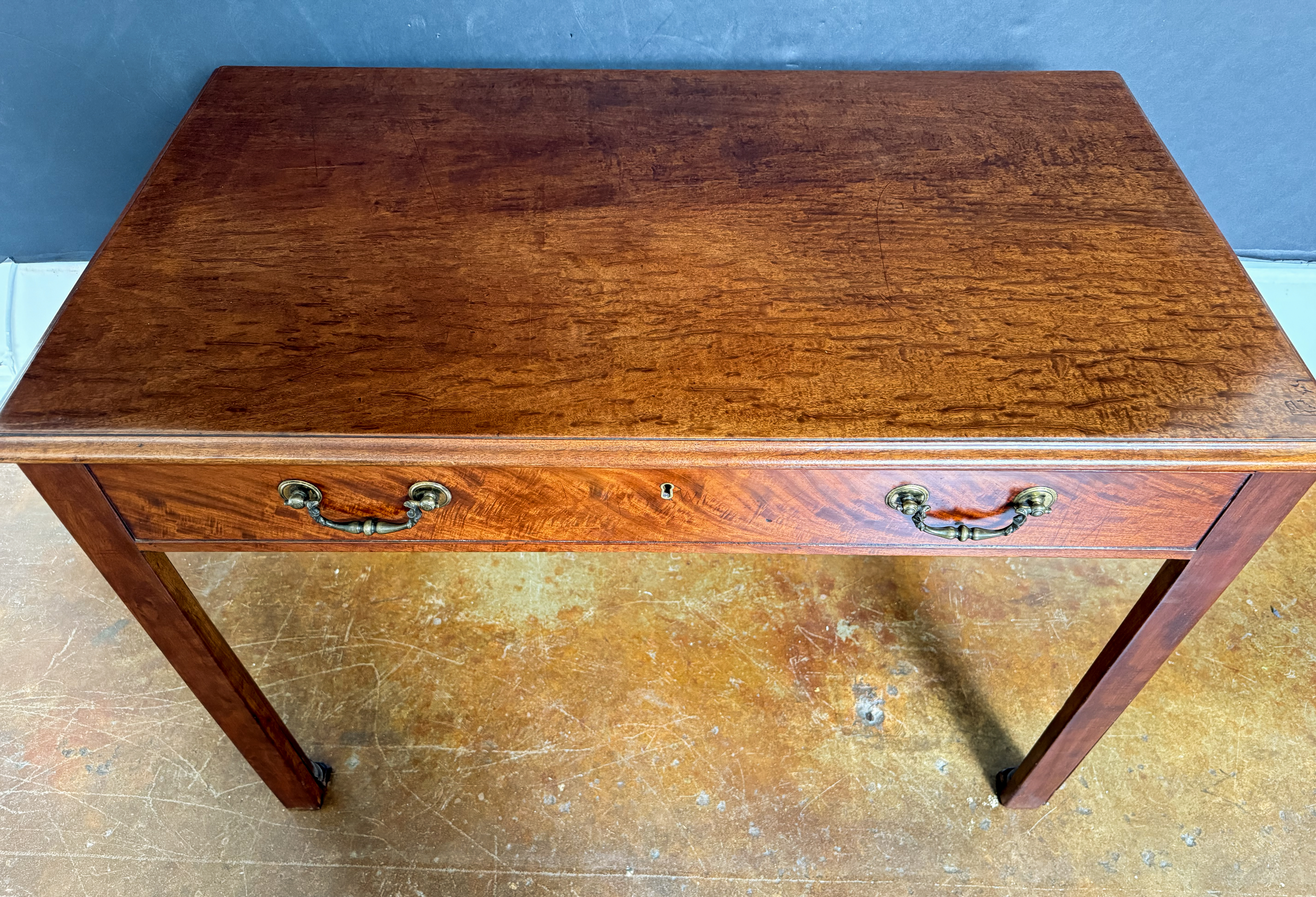 gg183_writing_desk_016_1071986748