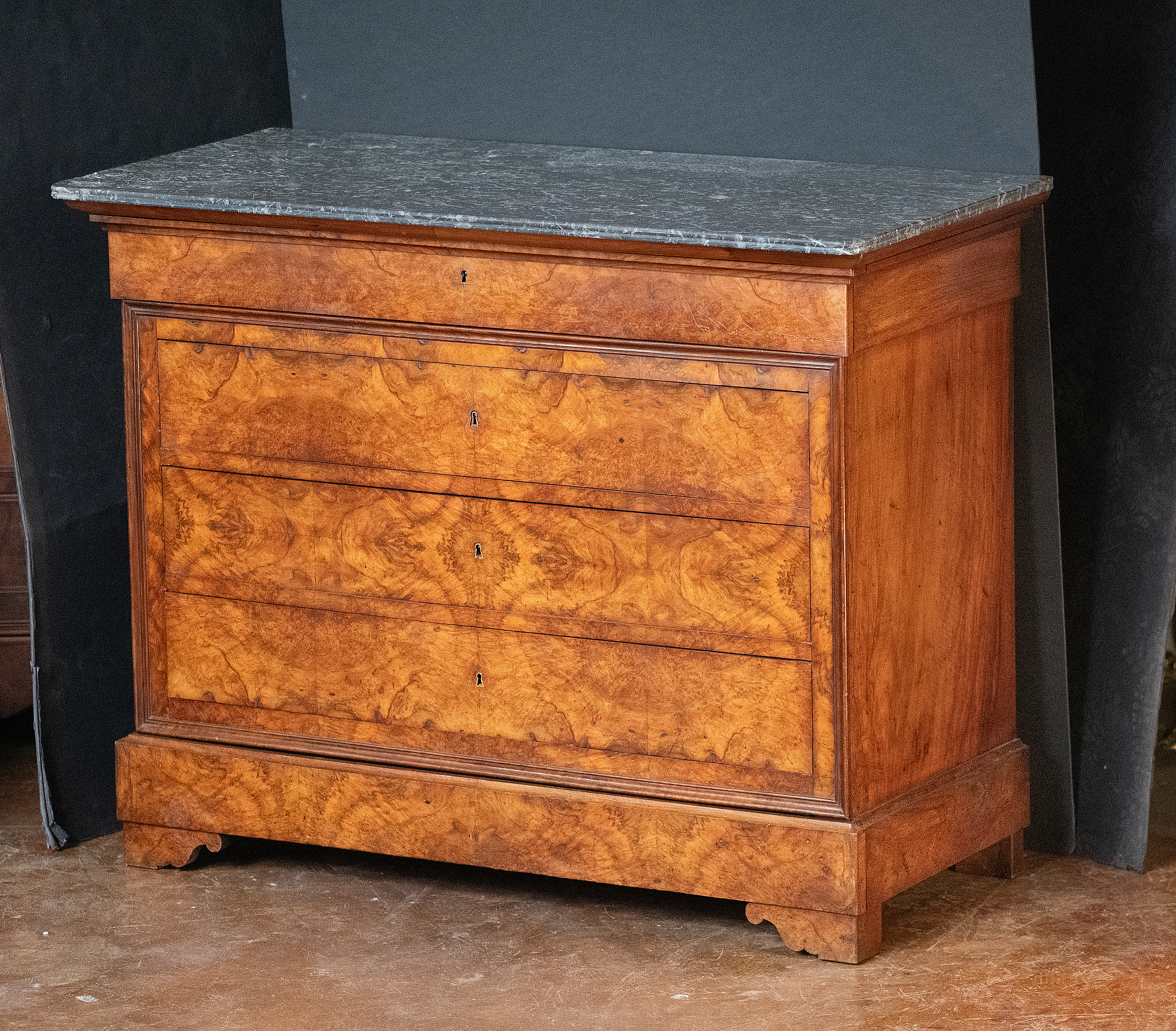 gg197_walnut_commode_w_marble_top_01_508607108