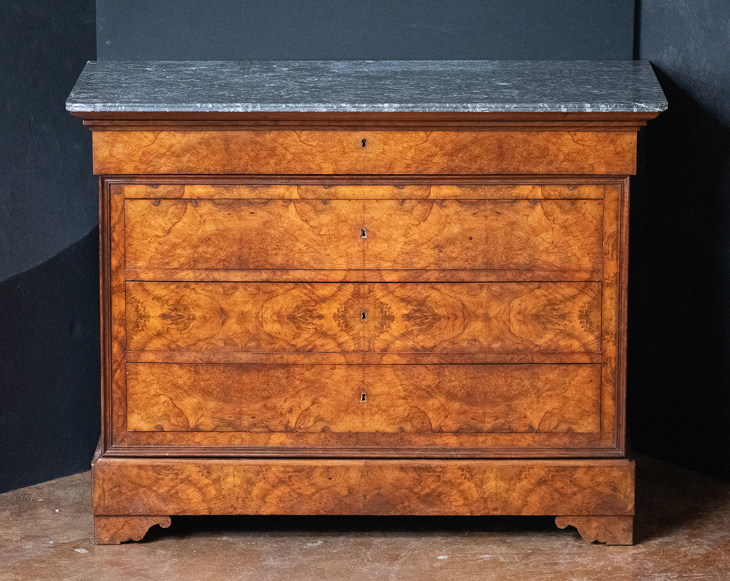 gg197_walnut_commode_w_marble_top_02_1043327189