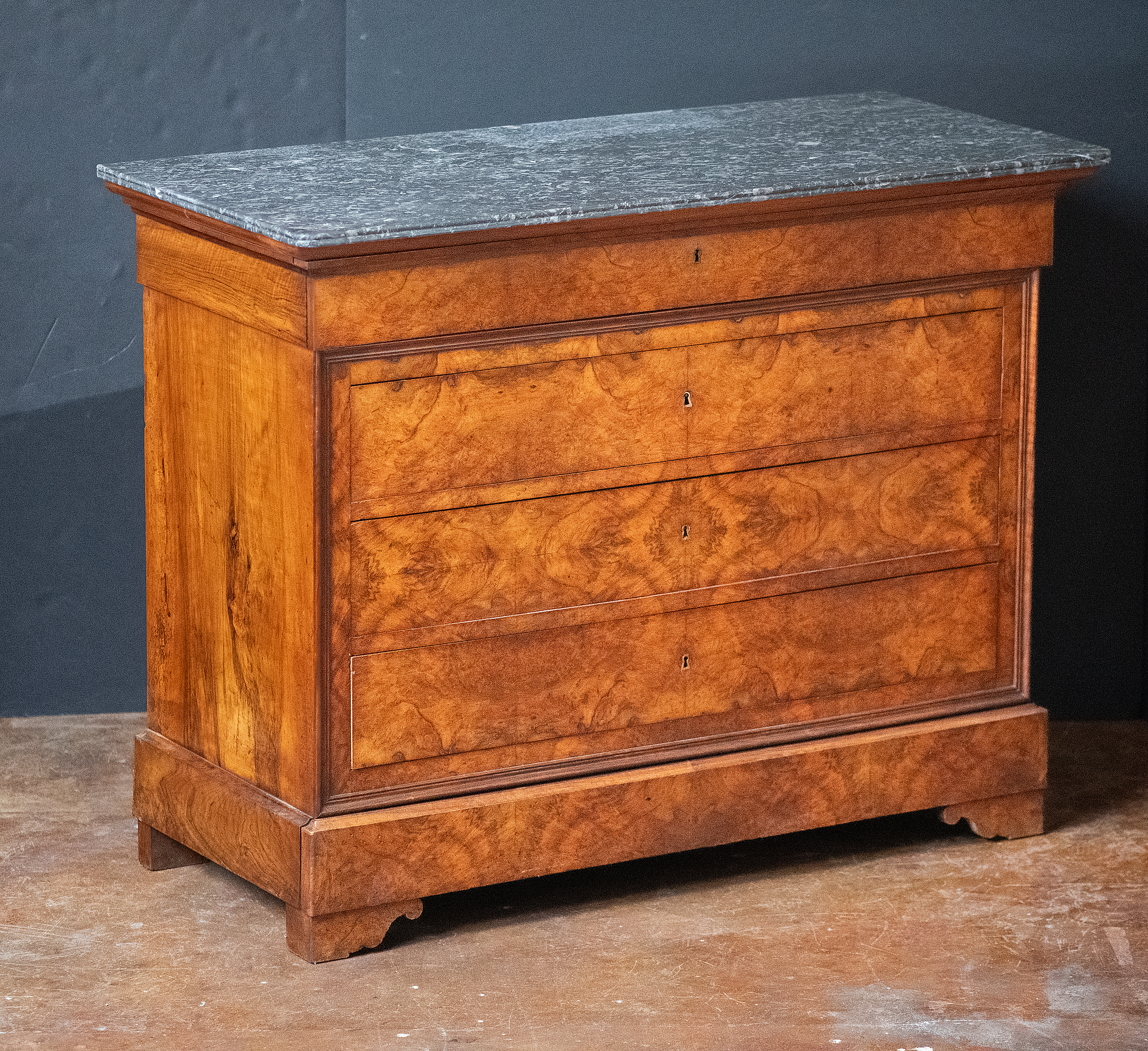 gg197_walnut_commode_w_marble_top_03_l_e_a_d_98006541