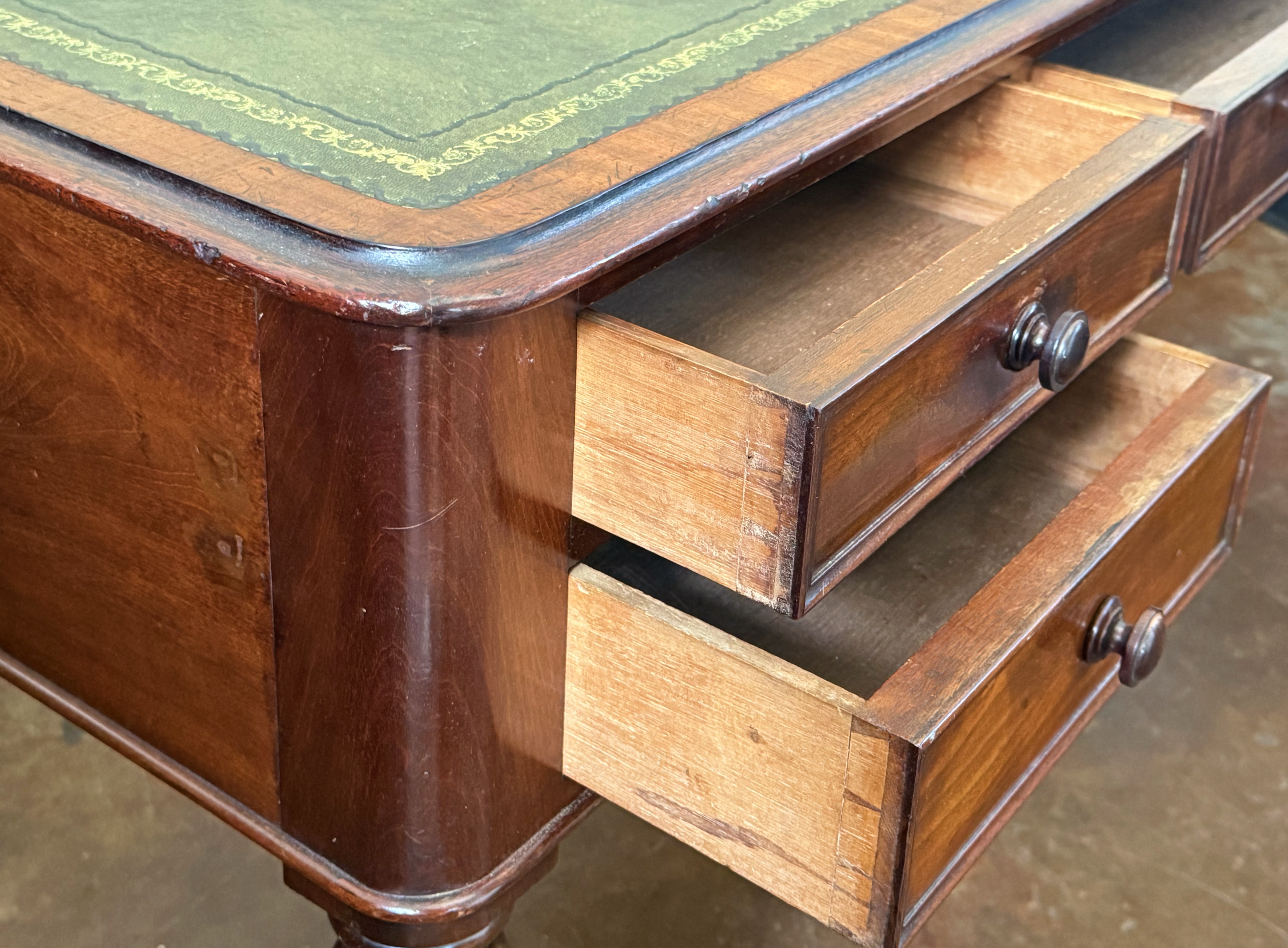 gg246_writing_desk_11