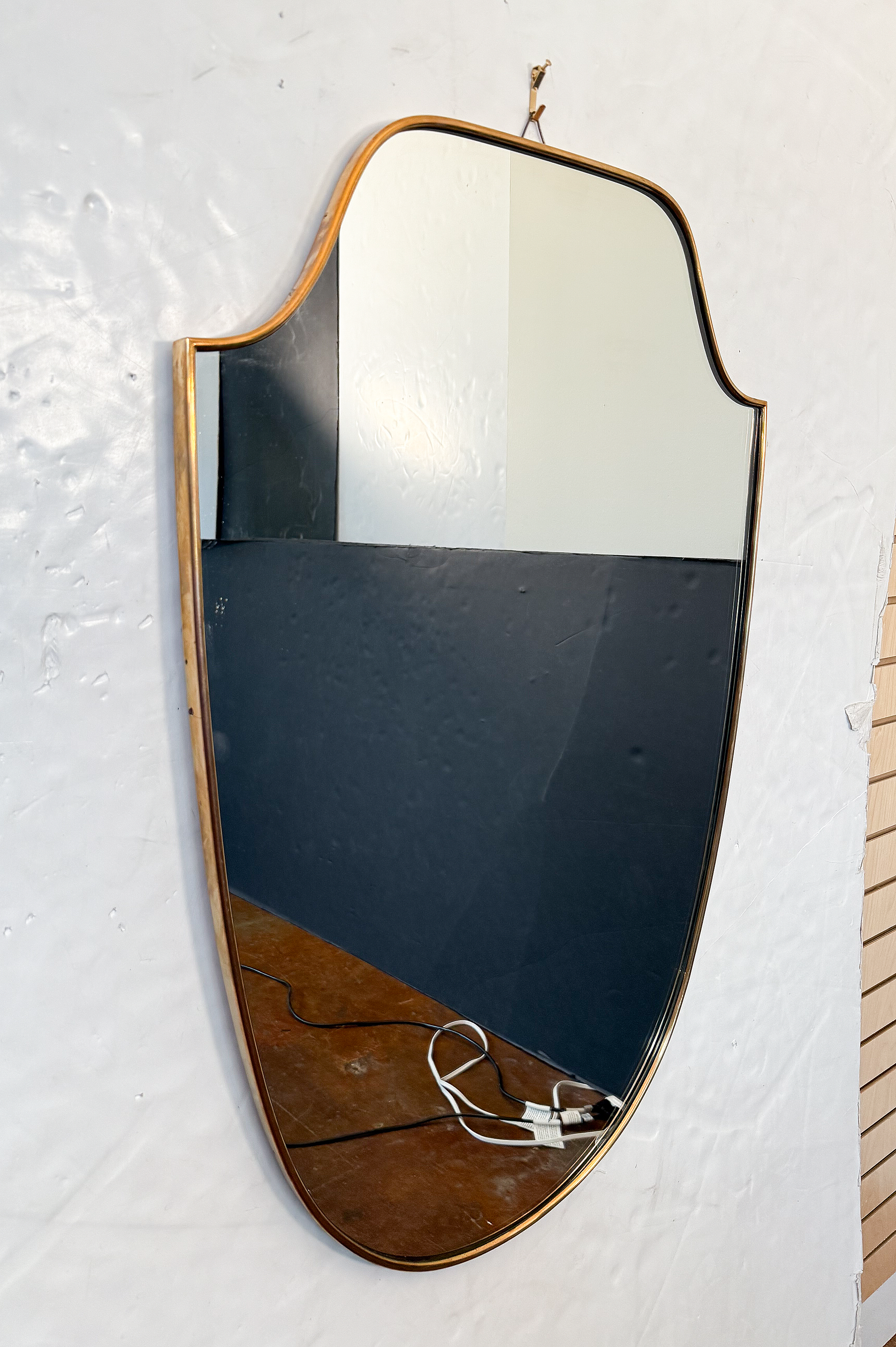 gg250_shield_shaped_wall_mirror_03