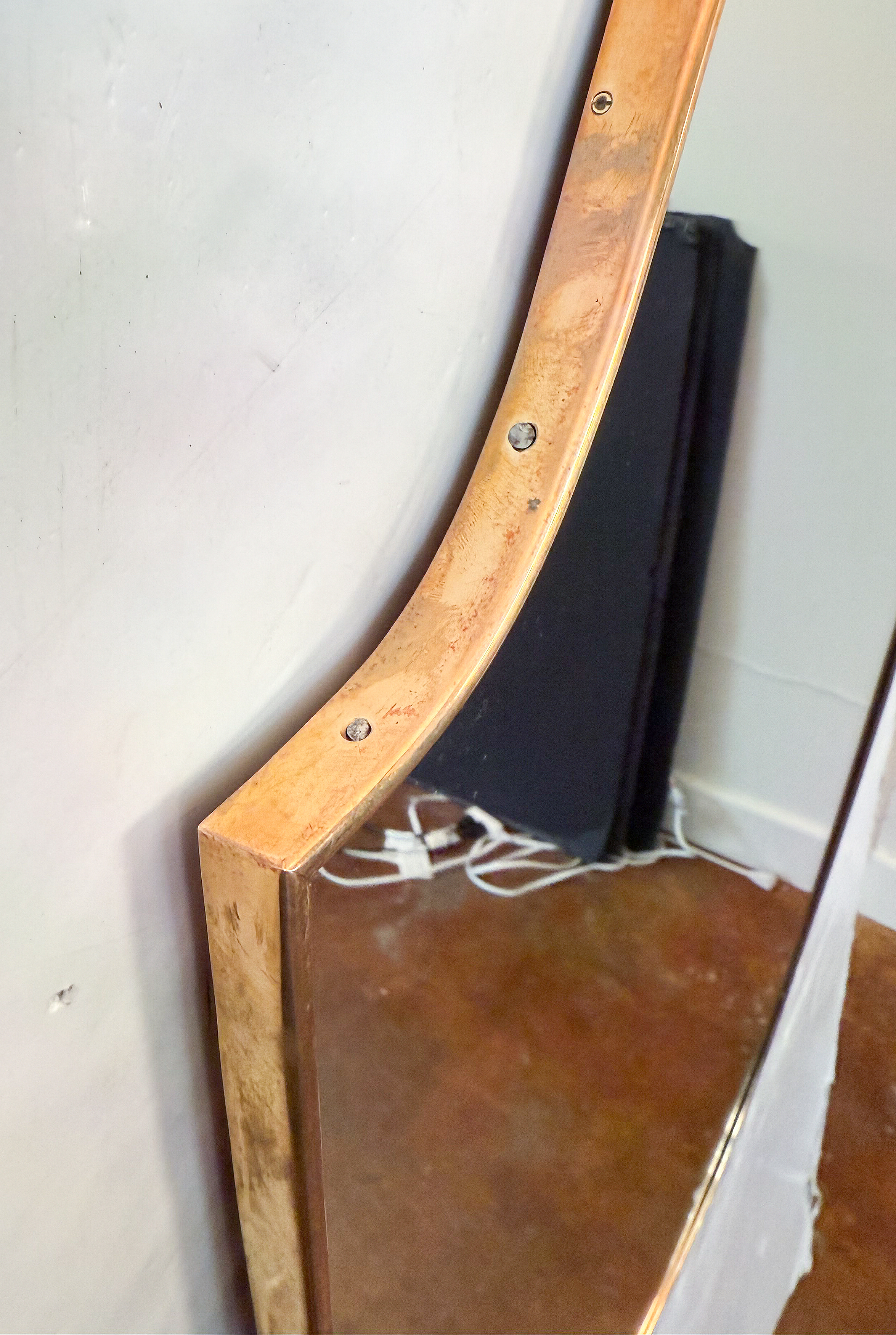 gg250_shield_shaped_wall_mirror_08