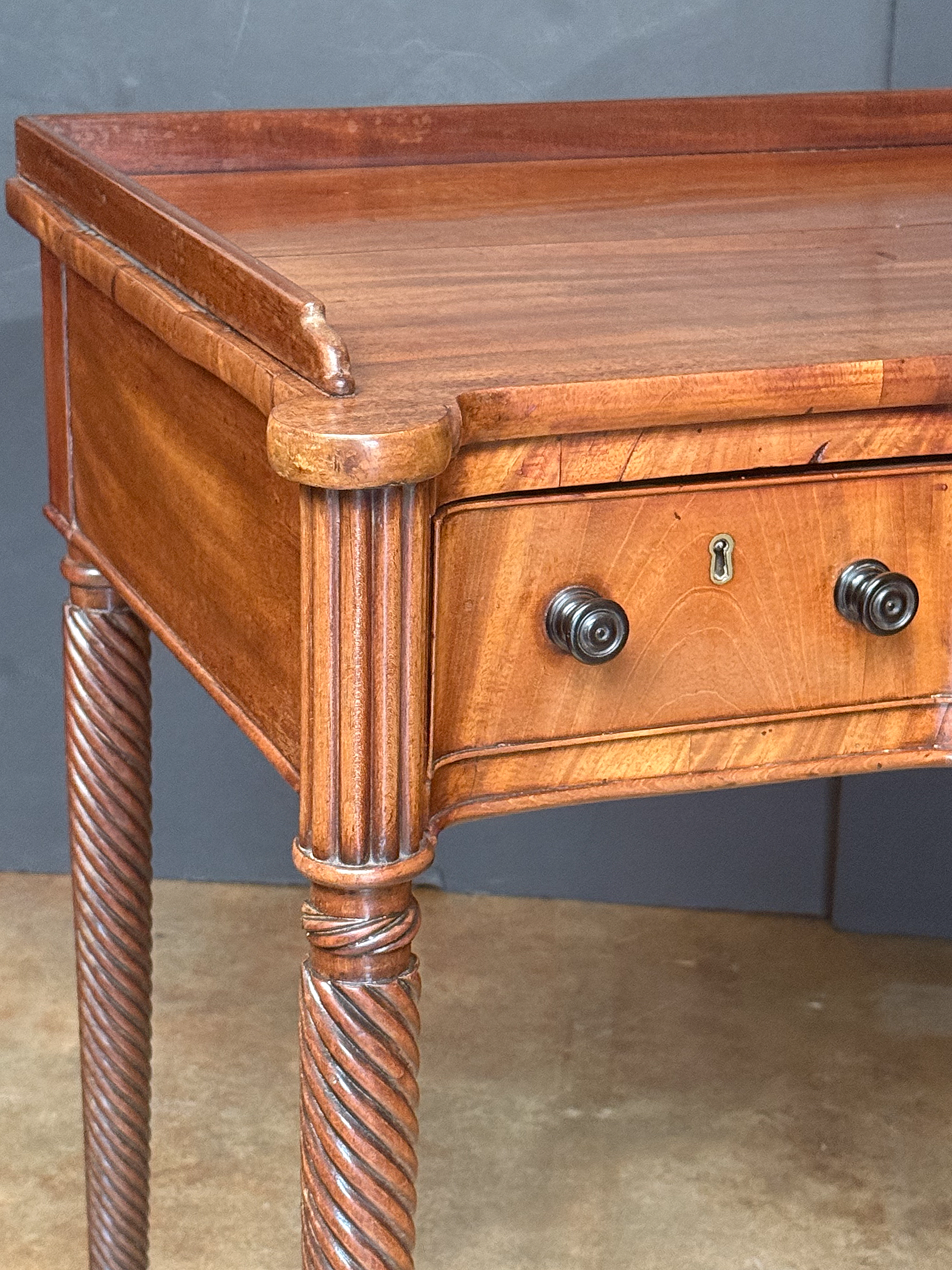 gg512_regency_writing_table_002