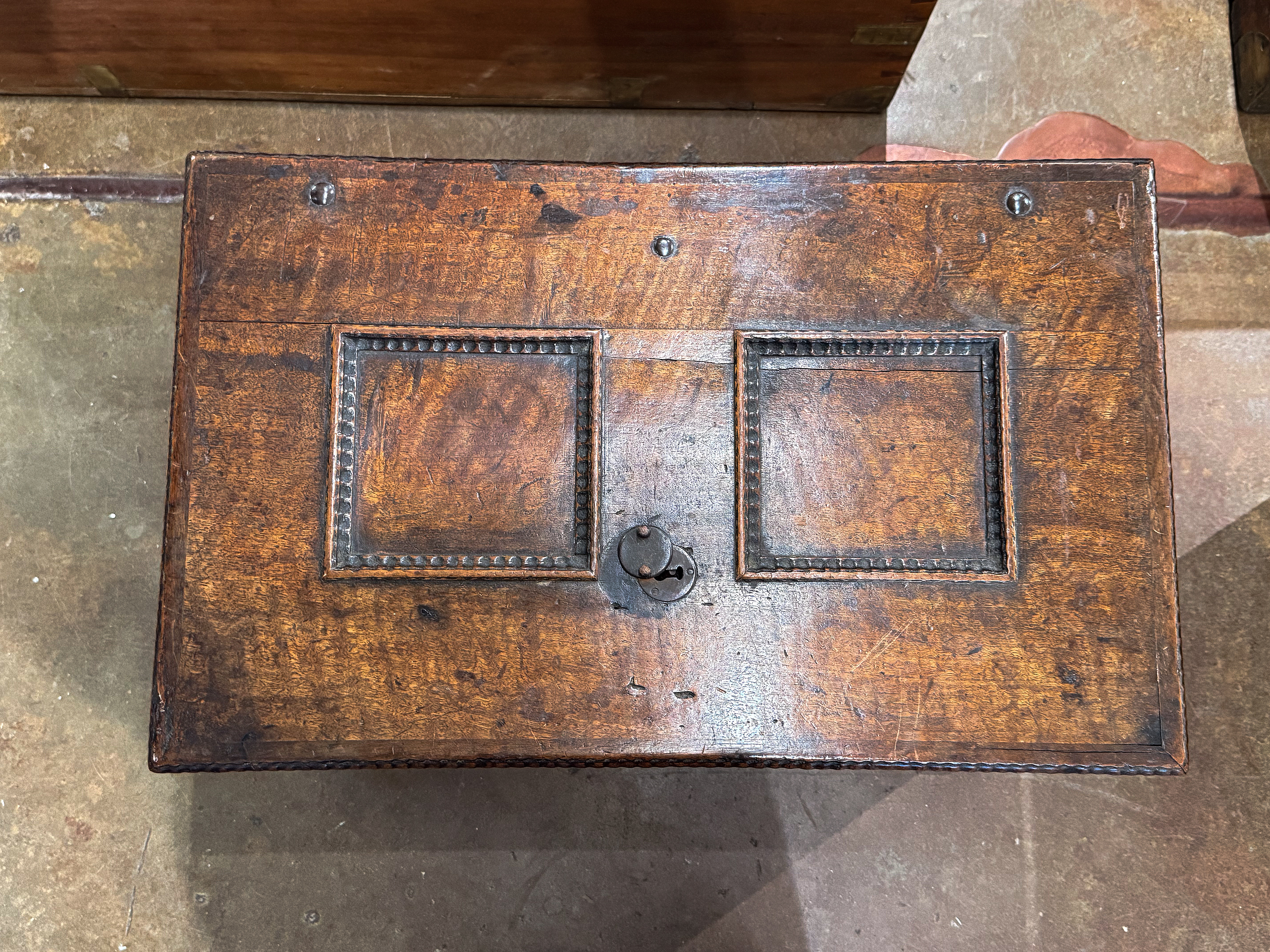 gg554_trunk_on_casters_1