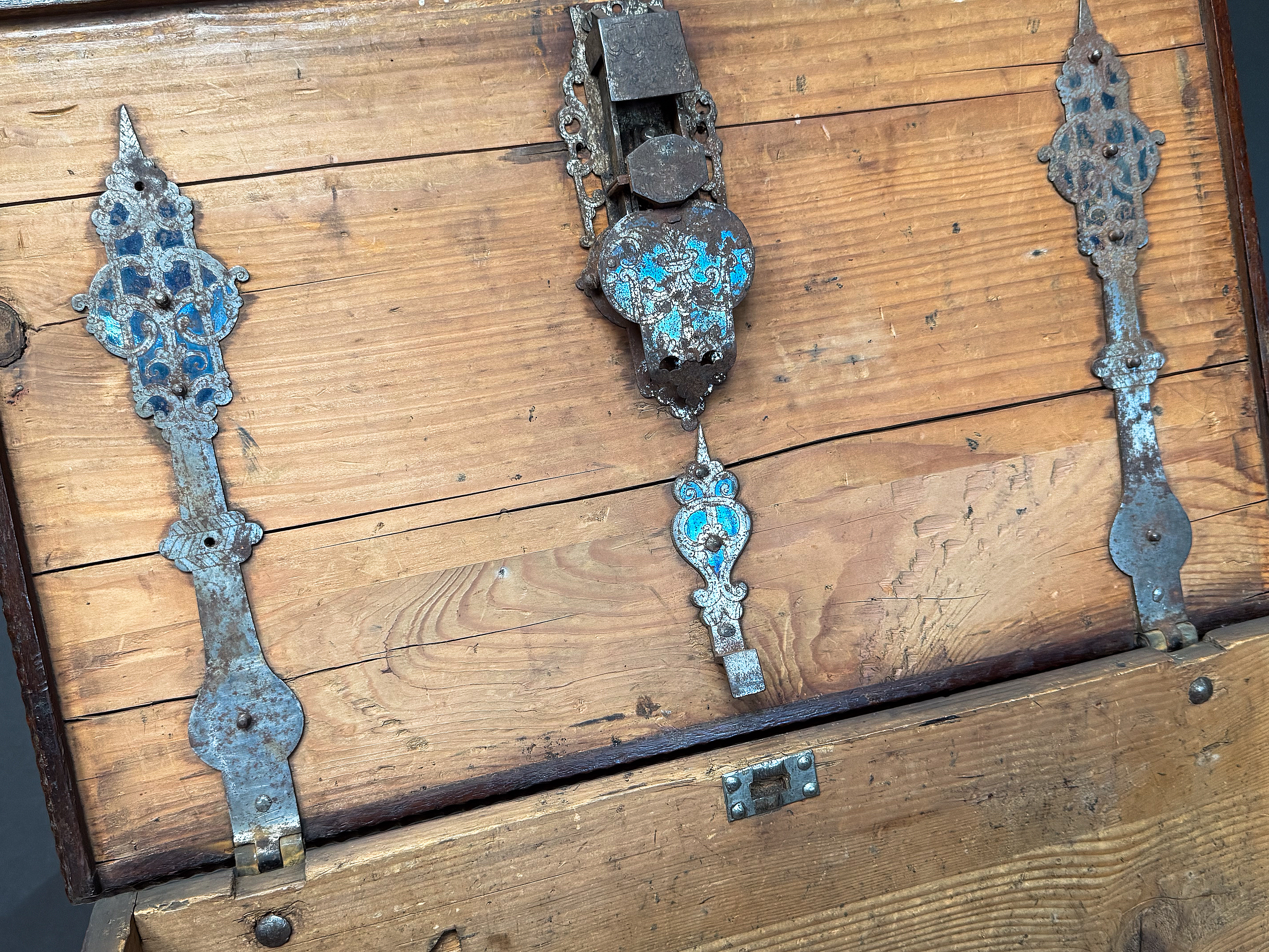 gg554_trunk_on_casters_11