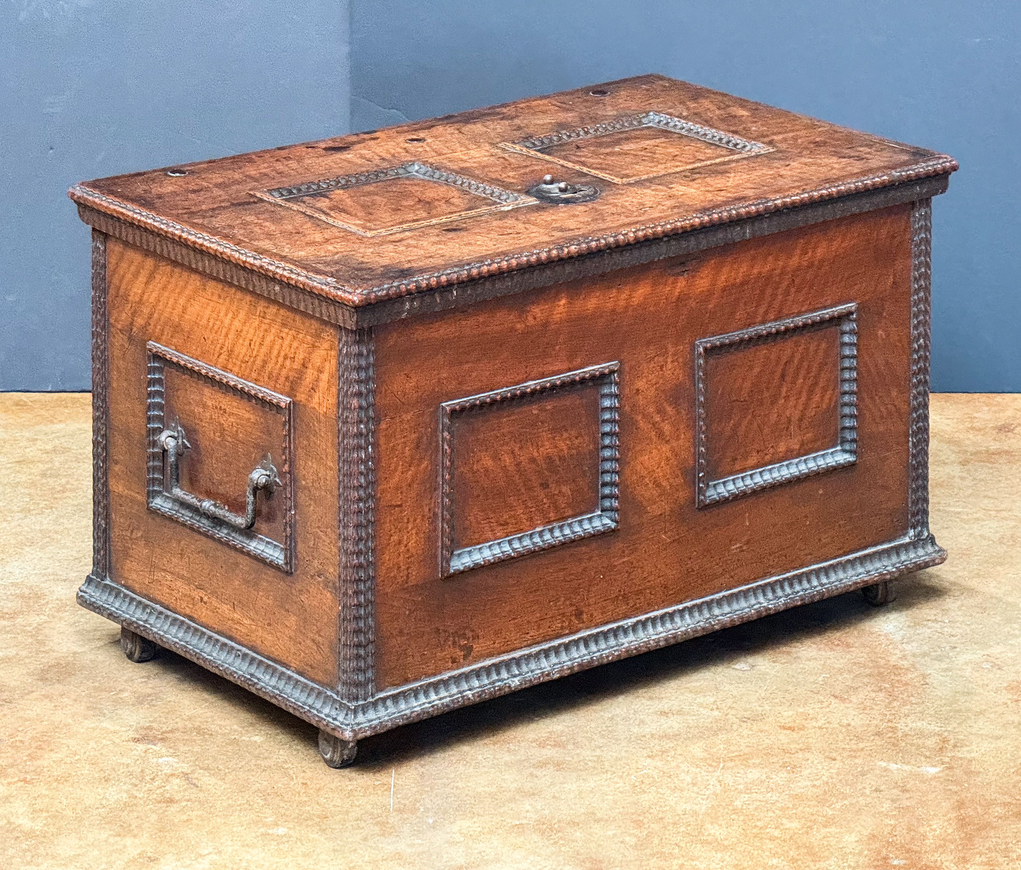 gg554_trunk_on_casters_2