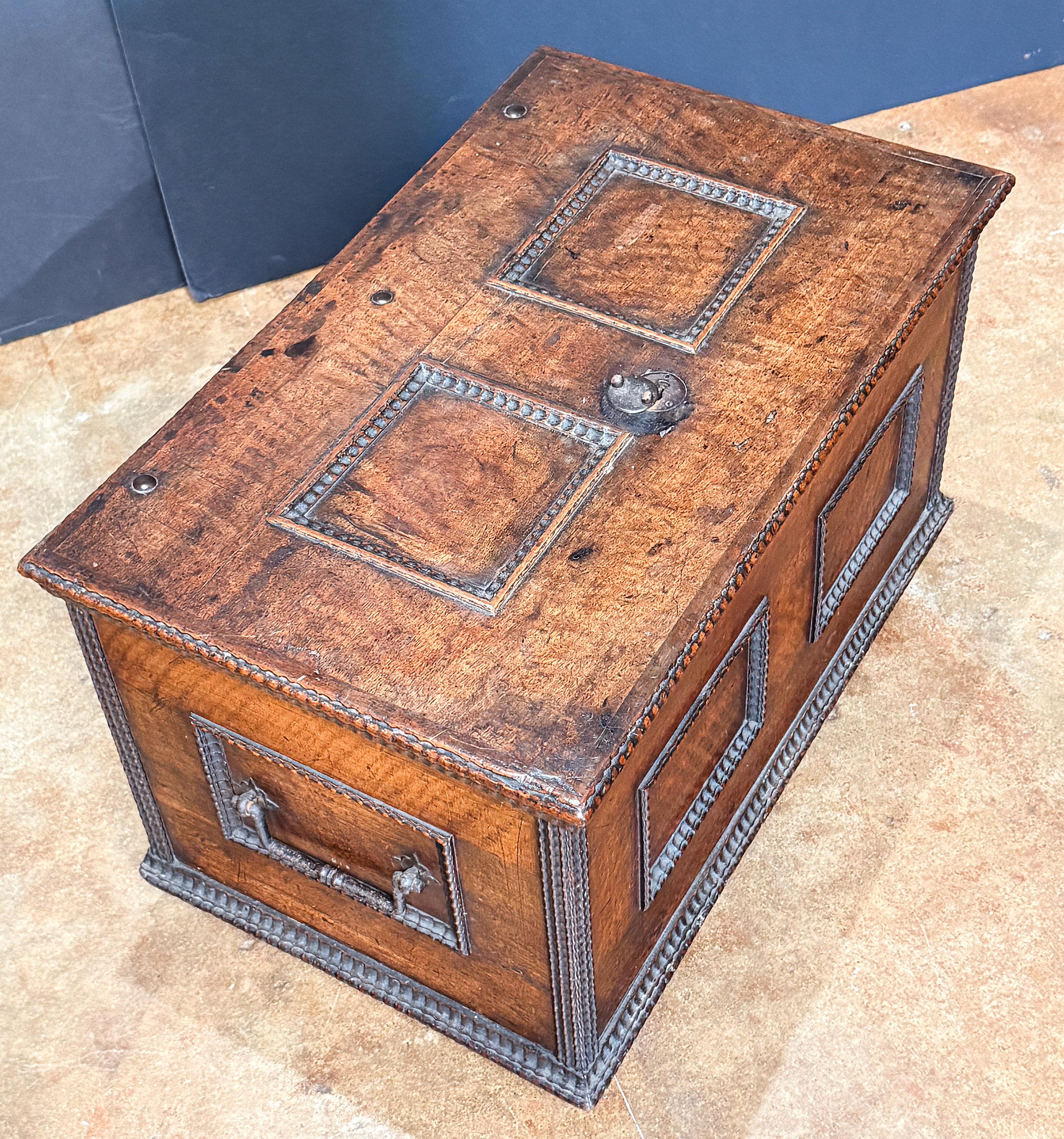 gg554_trunk_on_casters_3