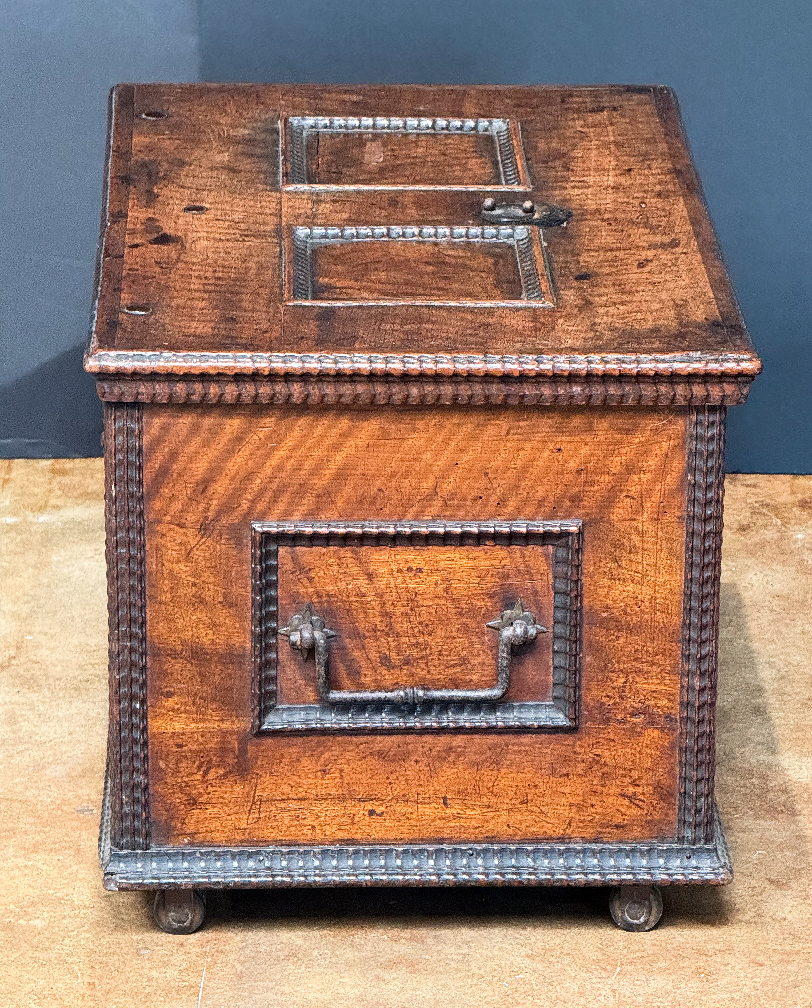 gg554_trunk_on_casters_4