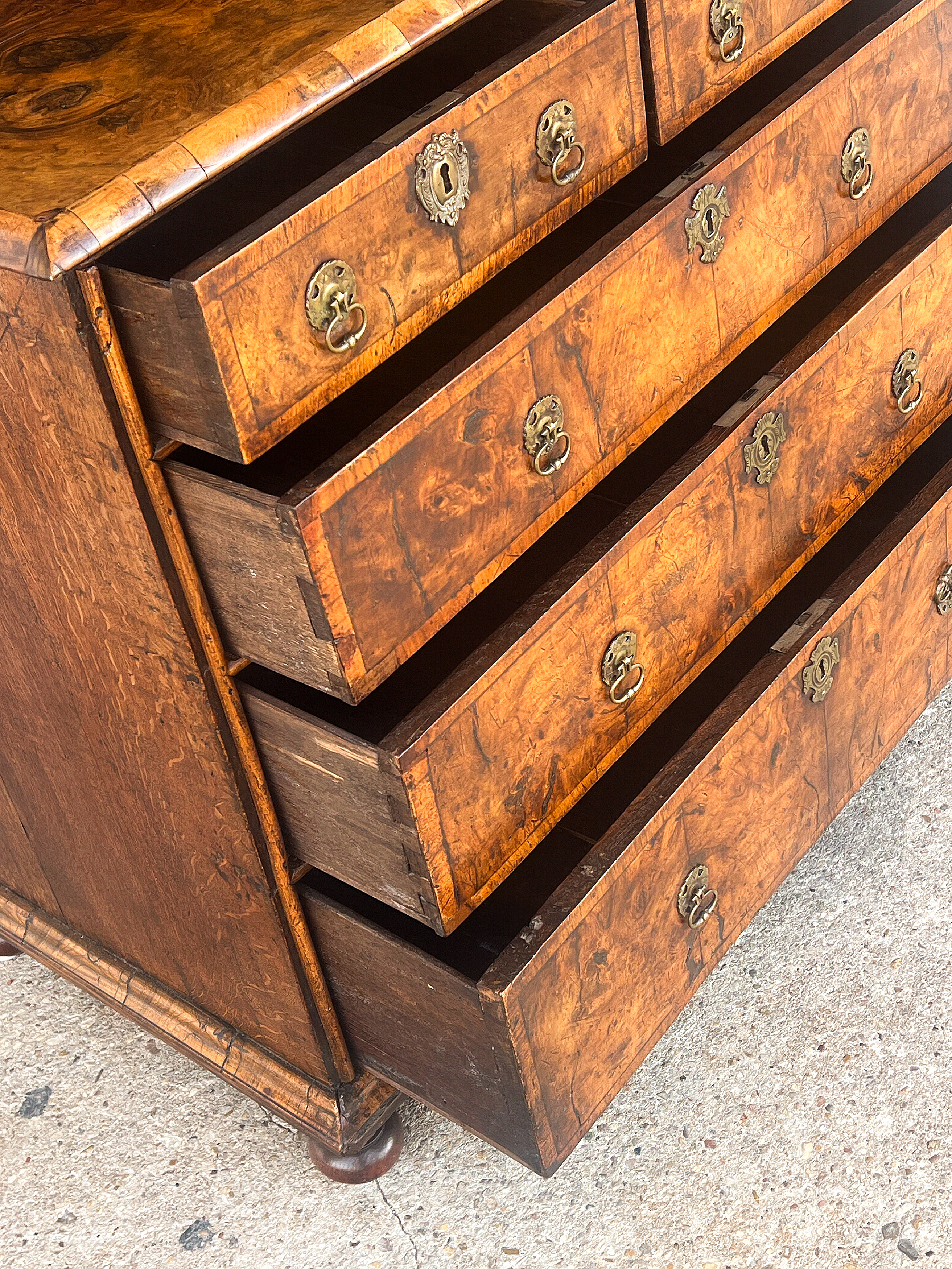 gg640_george_i_chest_of_figured_walnut_004