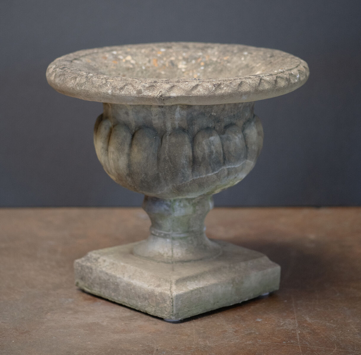 gg688_english_stone_urn_003_l_e_a_d