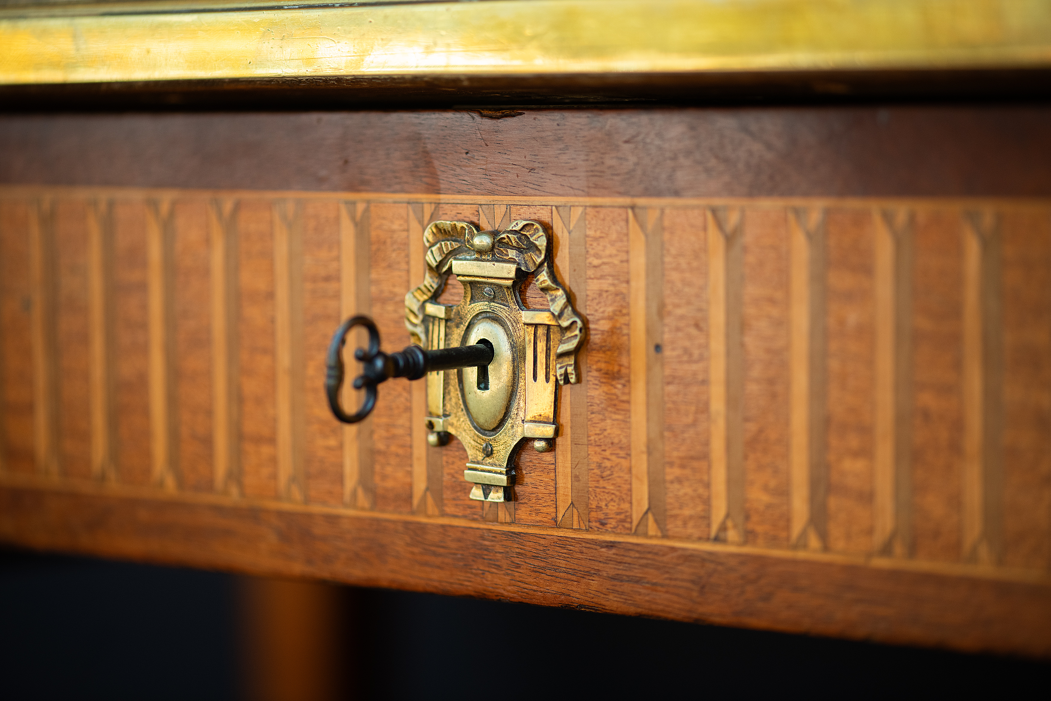 gg714_french_writing_table_with_black_leather_top_006