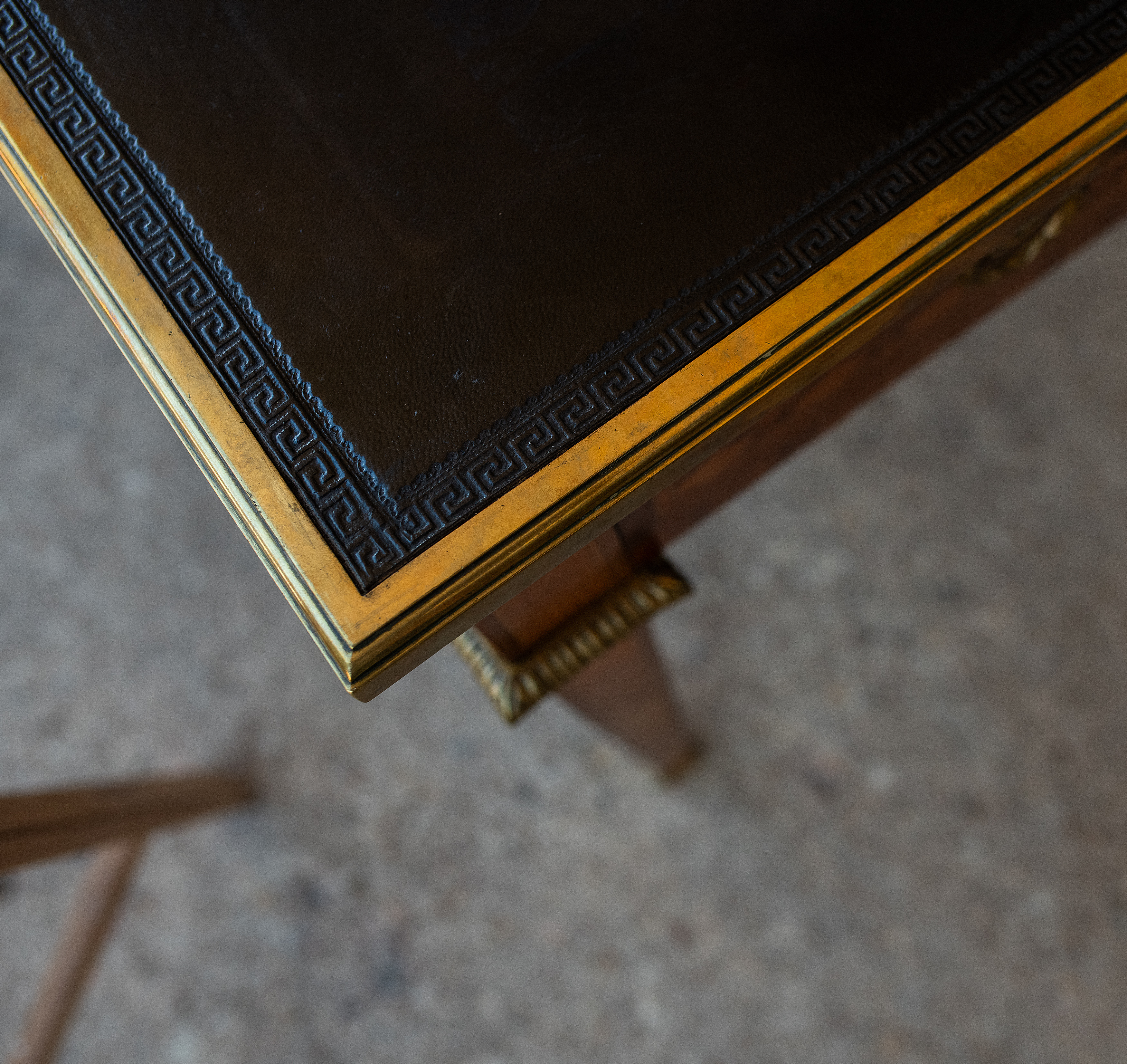 gg714_french_writing_table_with_black_leather_top_014