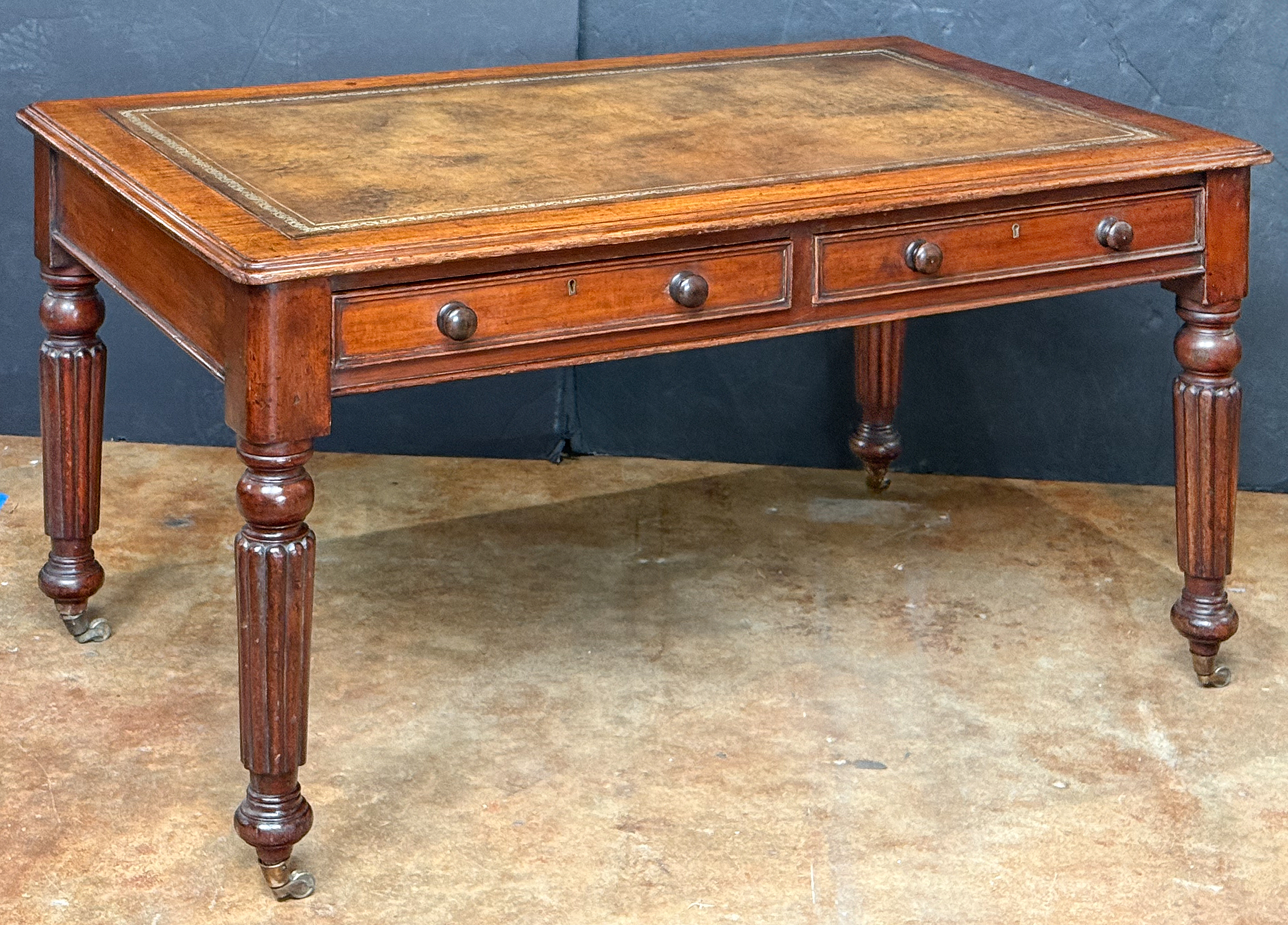 gg719_mahogany_desk_with_leather_top_002