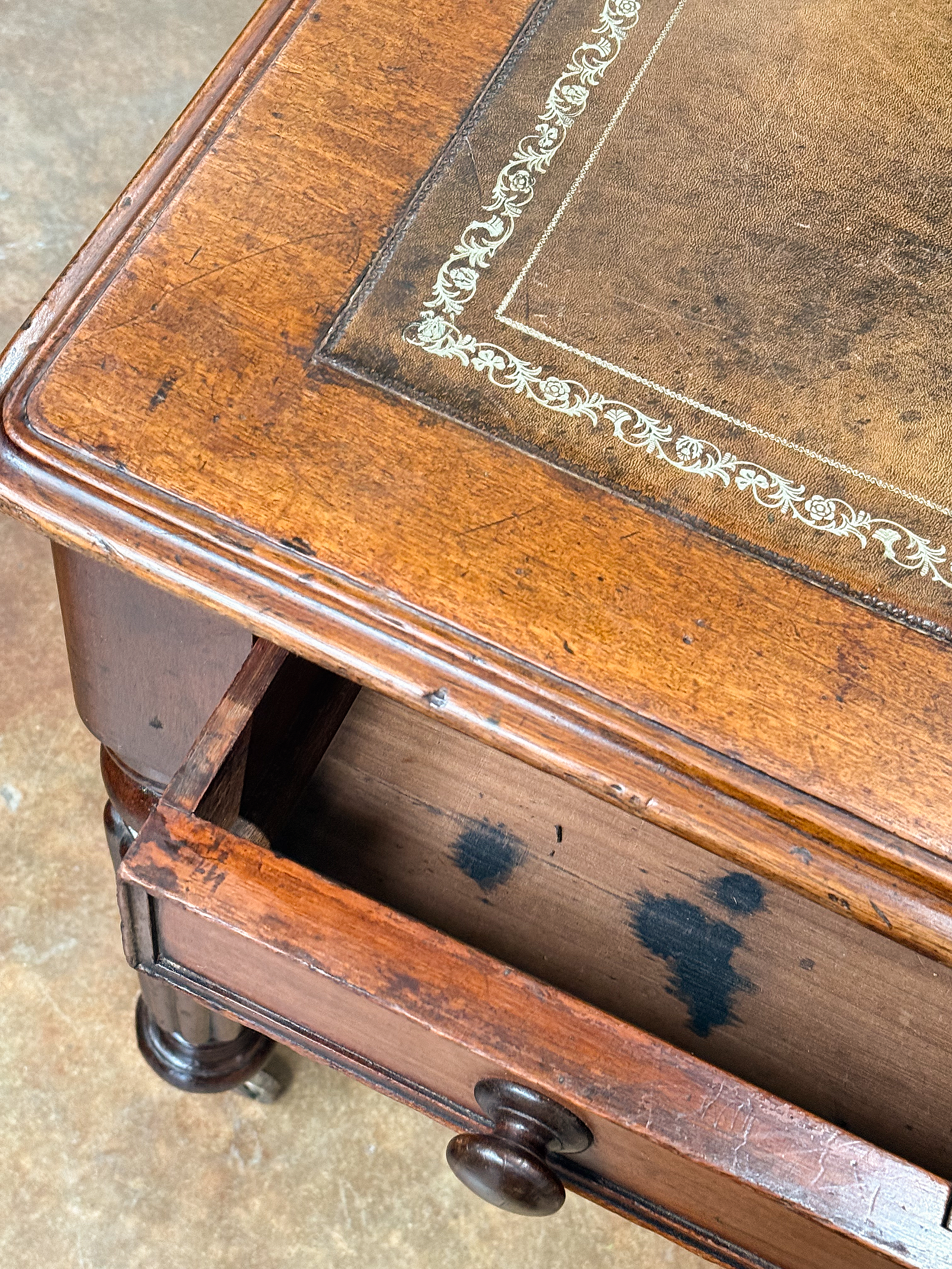 gg719_mahogany_desk_with_leather_top_004