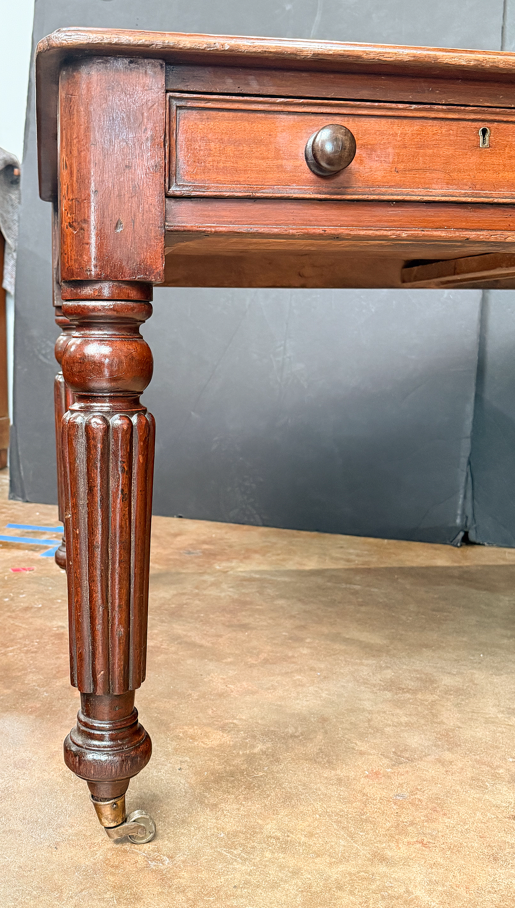 gg719_mahogany_desk_with_leather_top_006