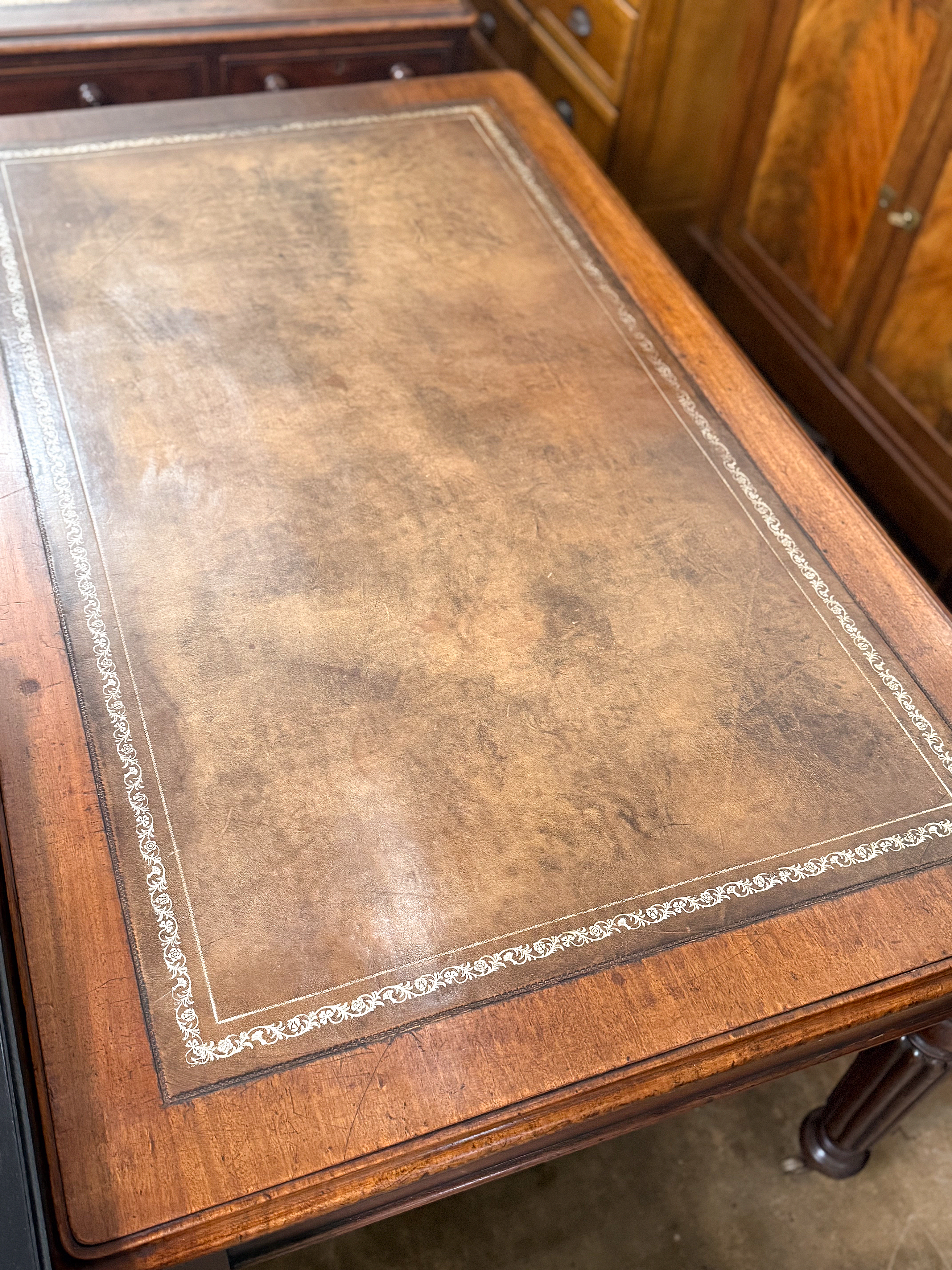 gg719_mahogany_desk_with_leather_top_010