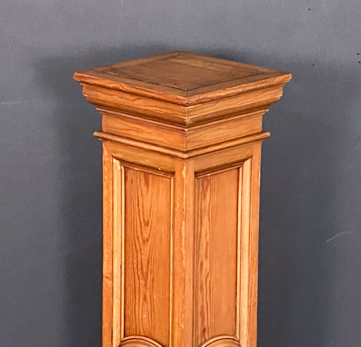 v0592_pine_pedestal_25