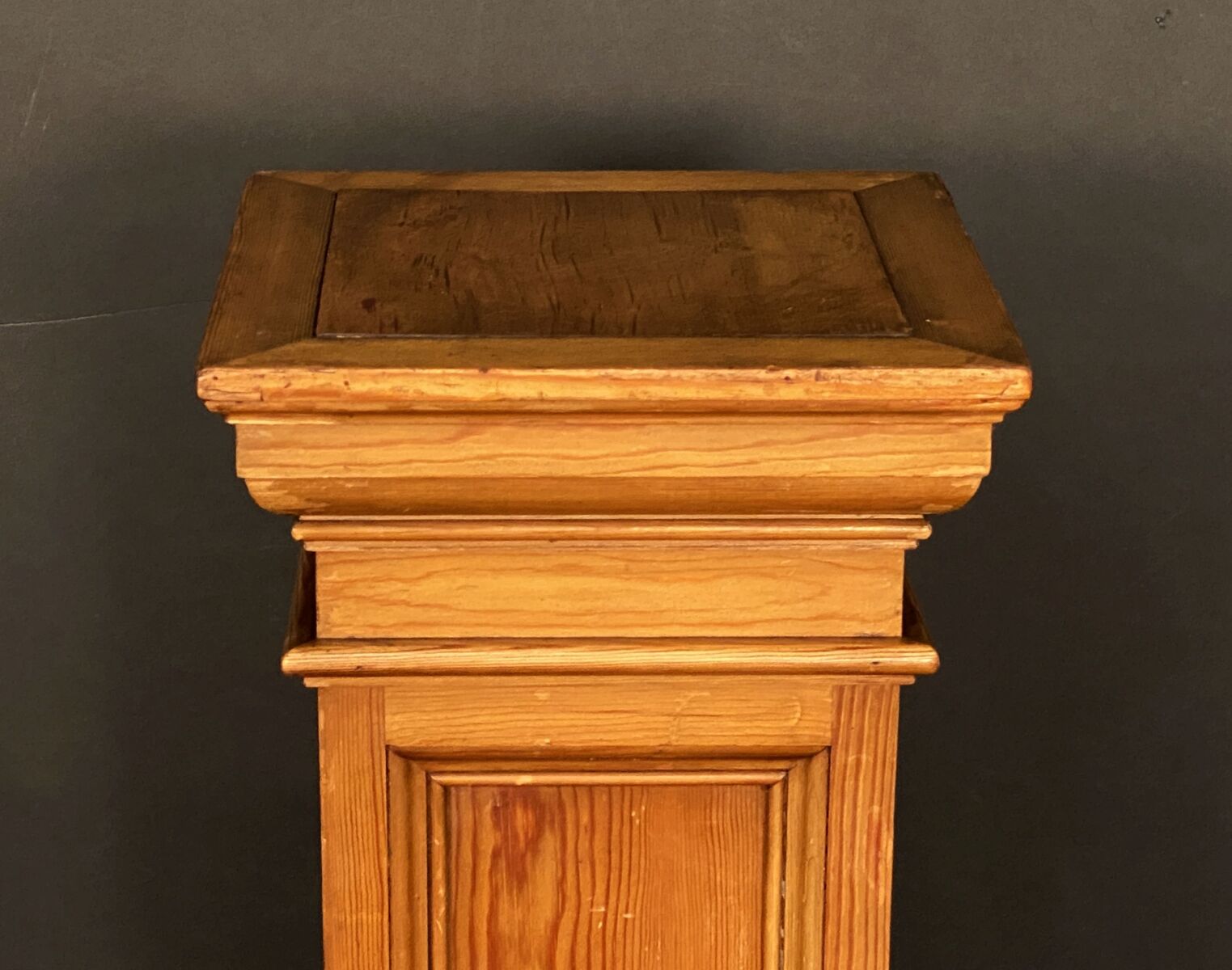 v0592_pine_pedestal_43