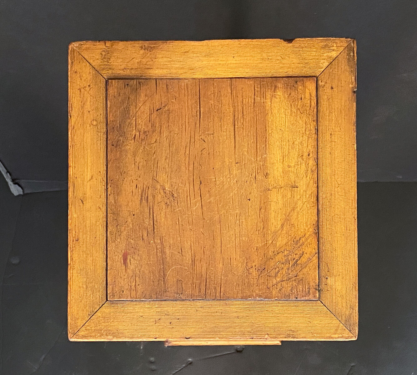 v0592_pine_pedestal_44