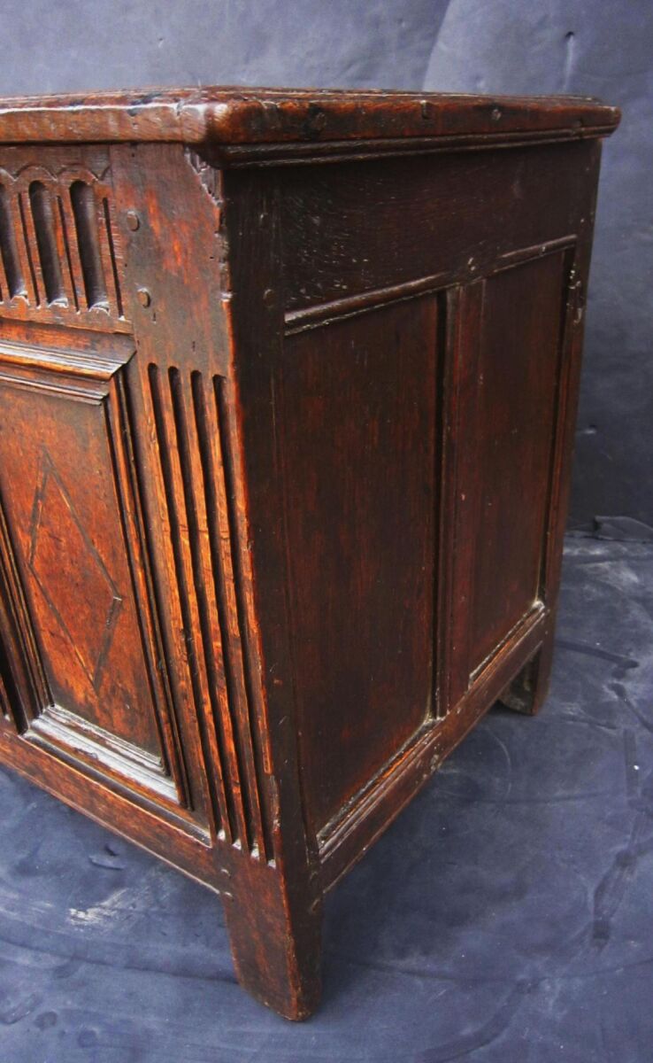 v2600_17th_c_coffer_2