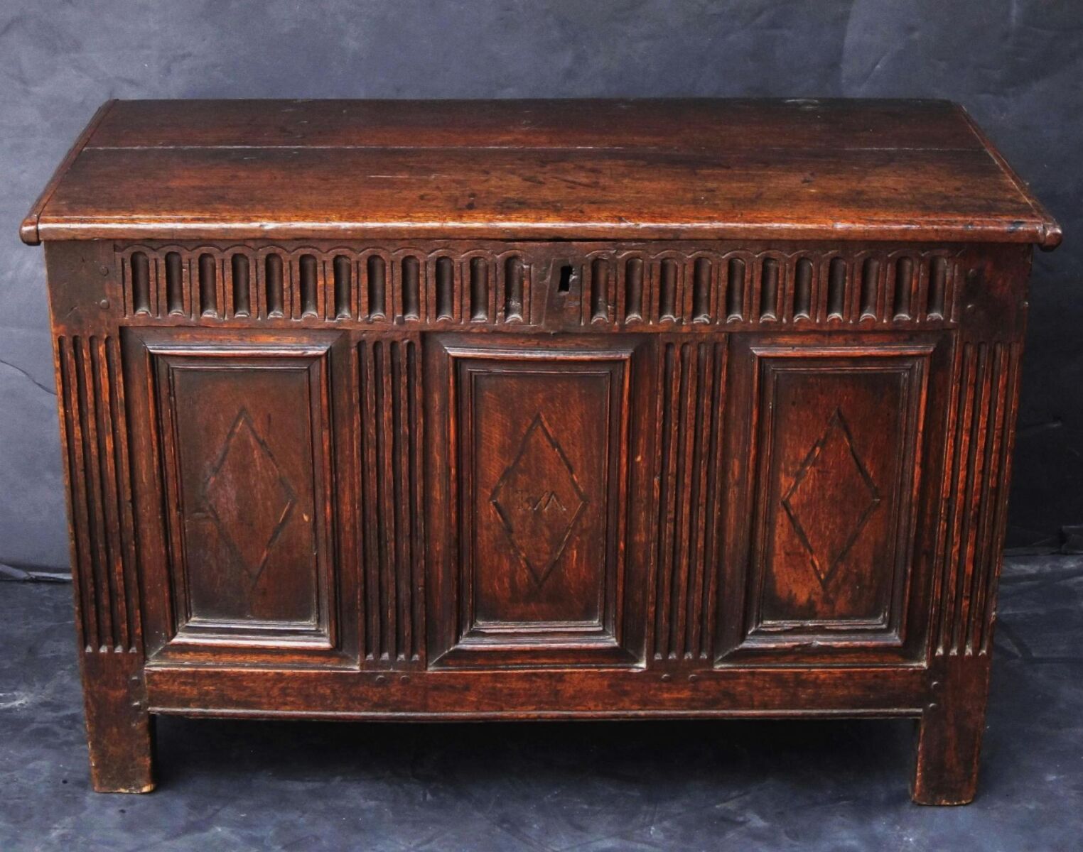 v2600_17th_c_coffer_22