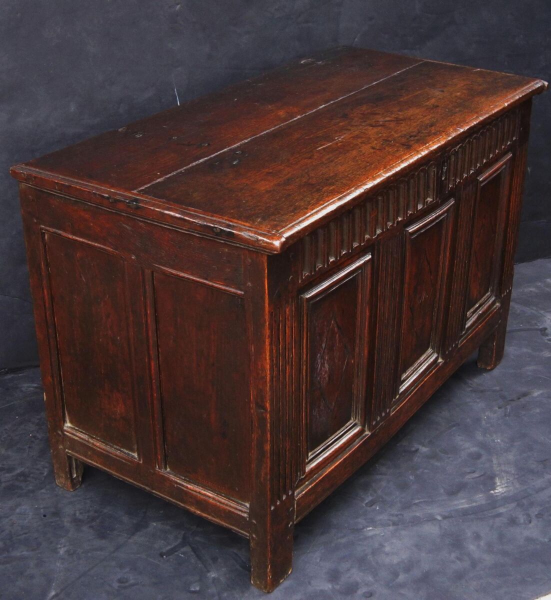 v2600_17th_c_coffer_30