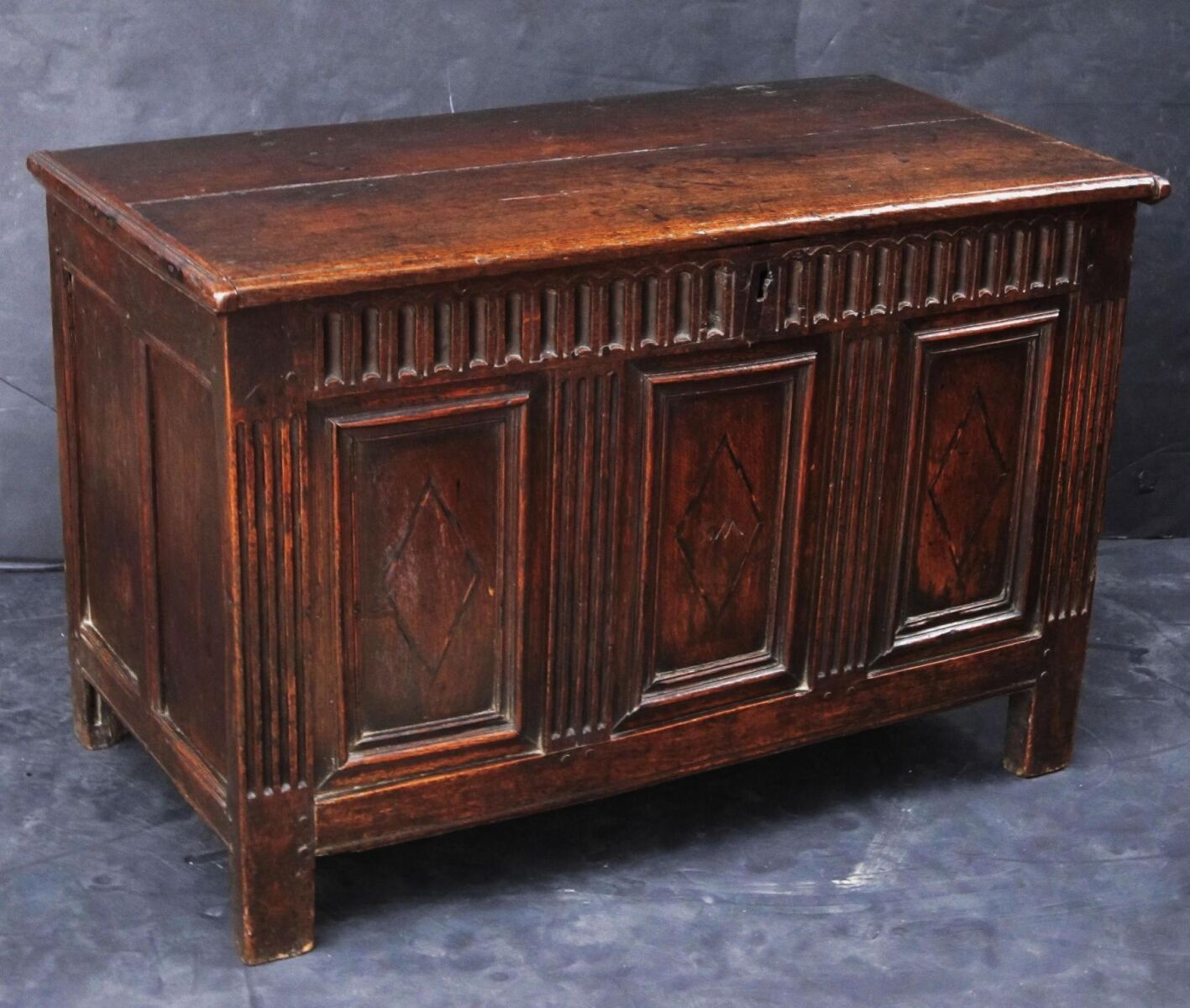 v2600_17th_c_coffer_35