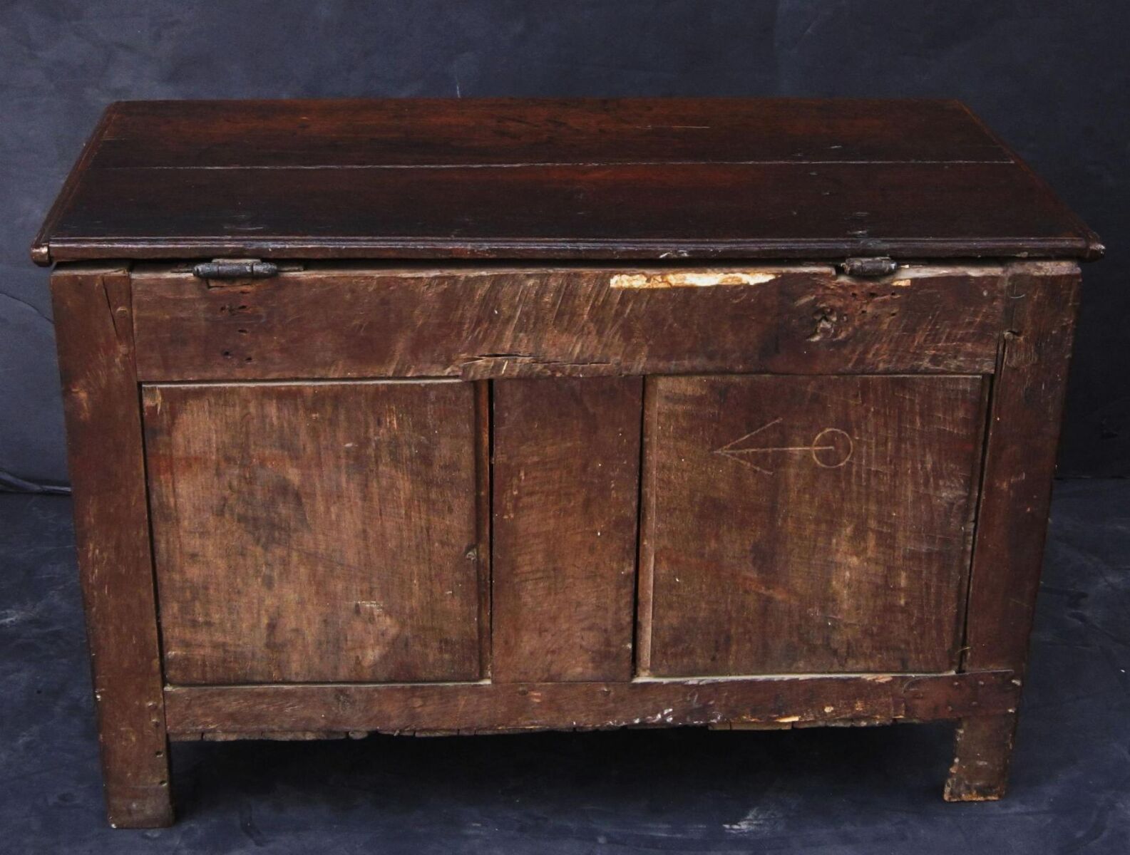 v2600_17th_c_coffer_5