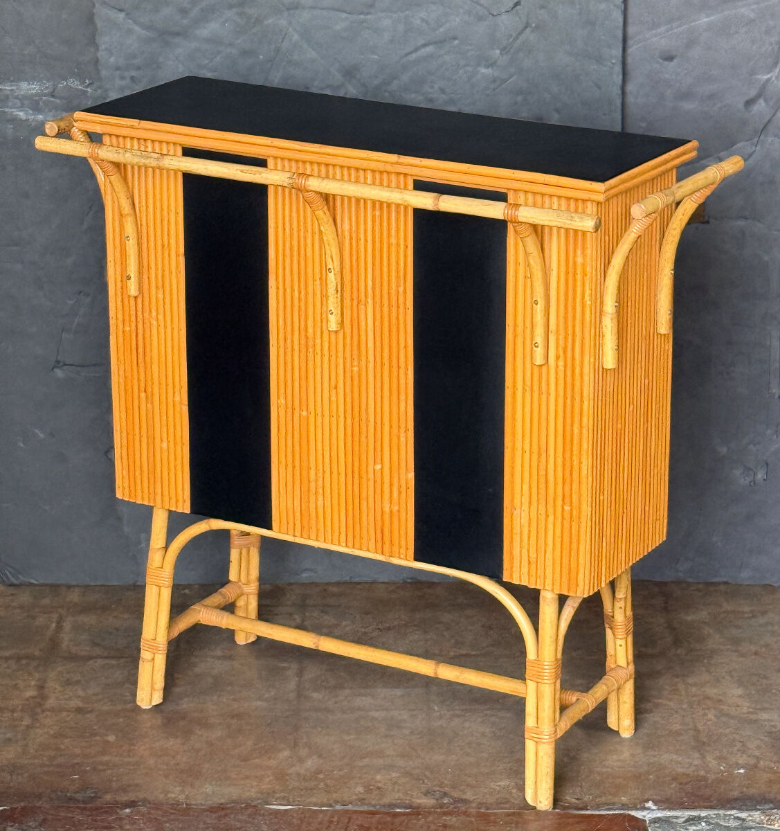 w1080_bamboo_bar_with_leather_top_003