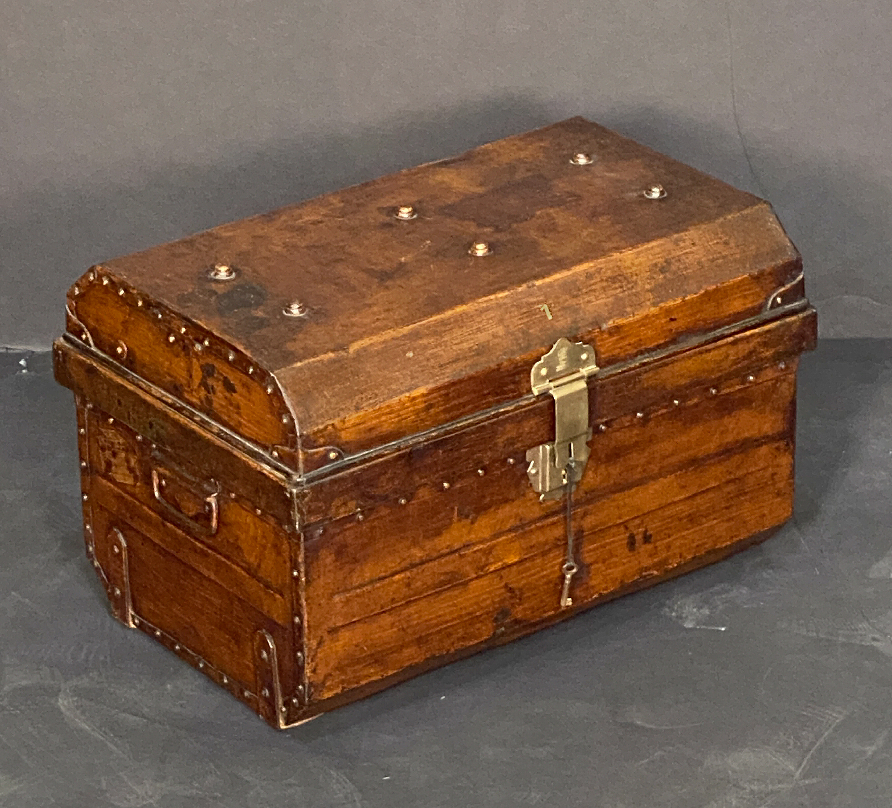 x1067_tin_trunk_01_l_e_a_d_897046152